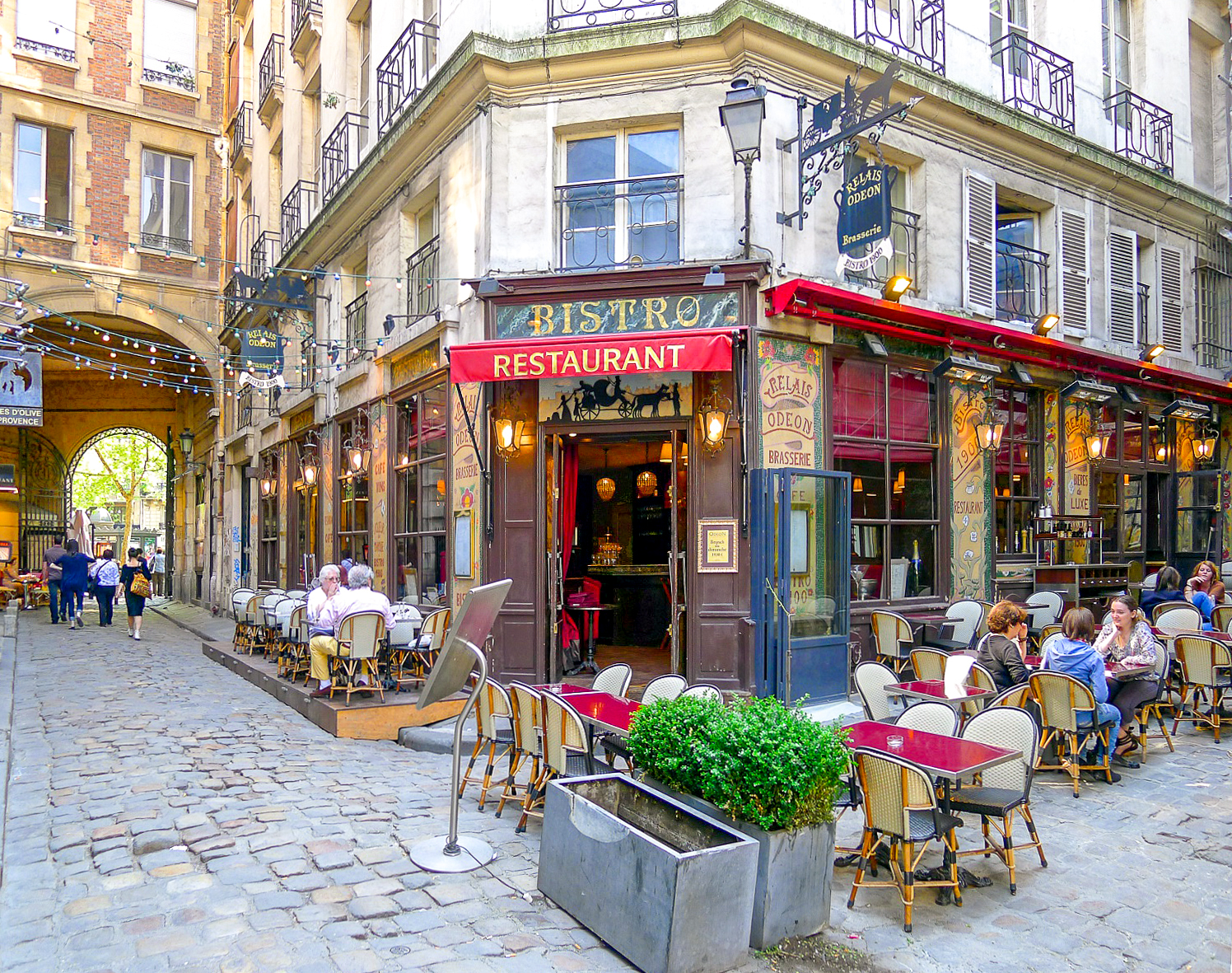 Conversation In French & Coffee at Cafe De Flore - Photo 7