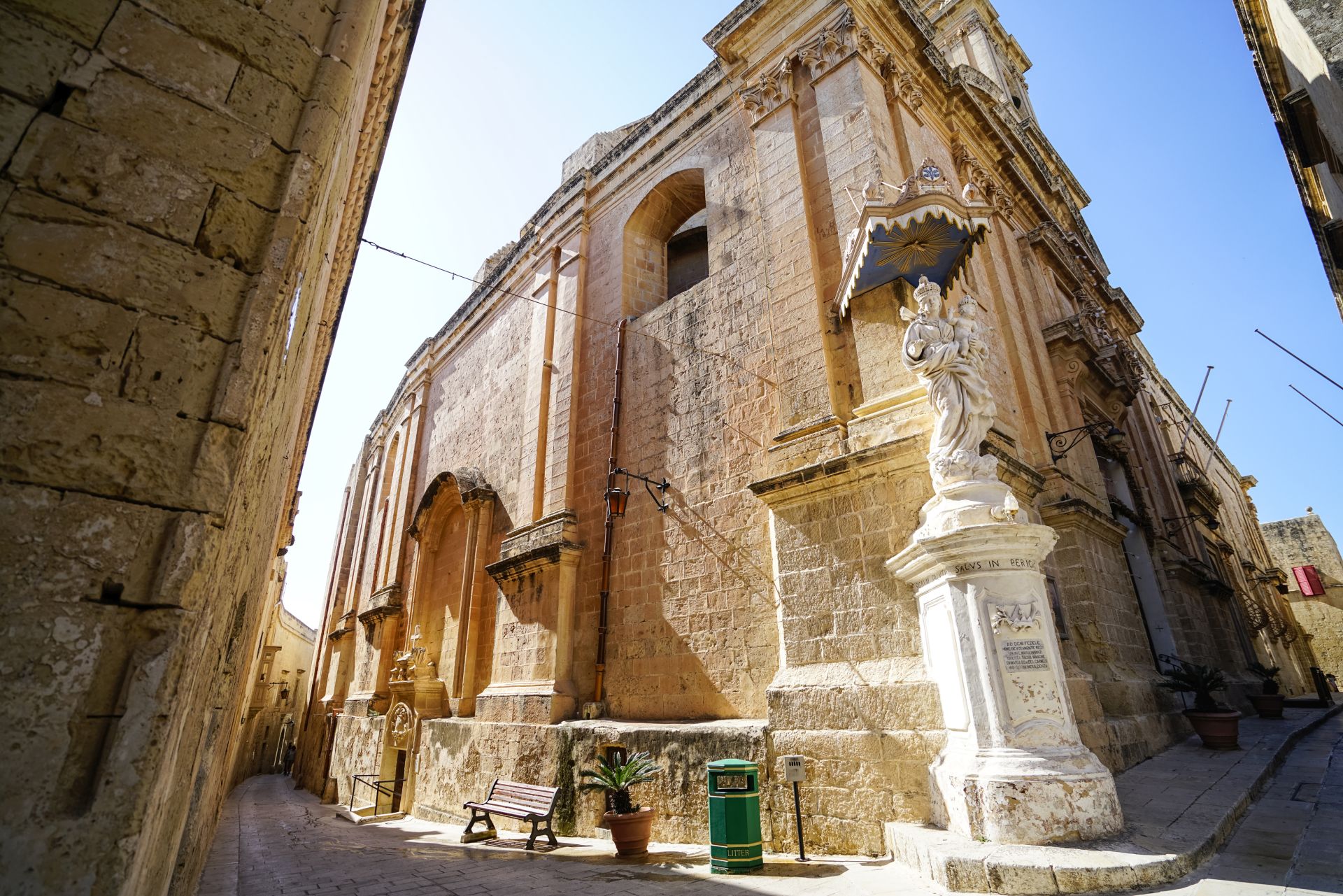 Tour de día completo por lo más destacado de Mdina con paradas en los acantilados de Dingli, los jardines de San Antón y Mosta | Incluye Almuerzo