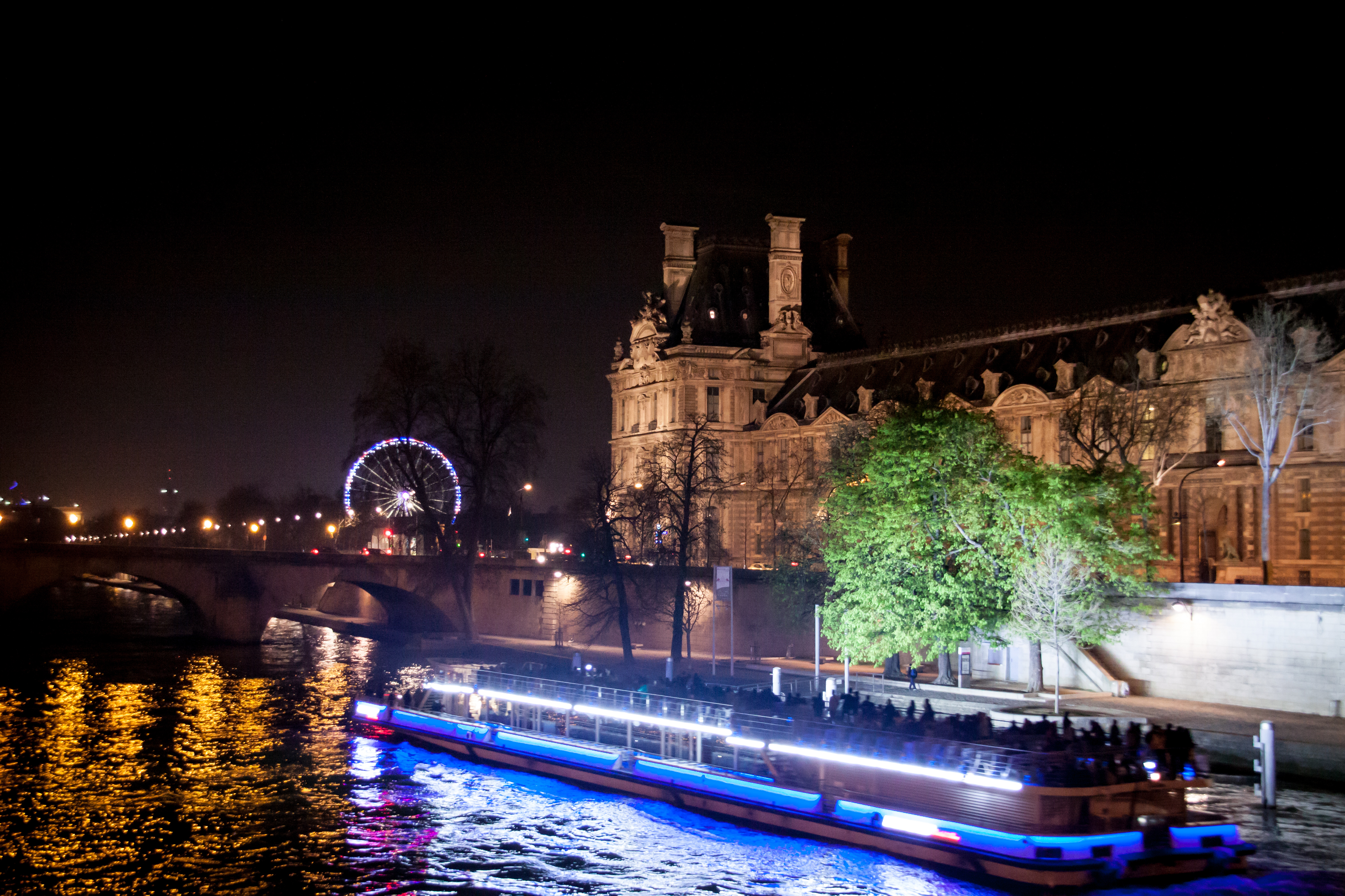 Paris Romantic Night Tour with Champagne Cruise and Dinner – Image 1 | WeShare