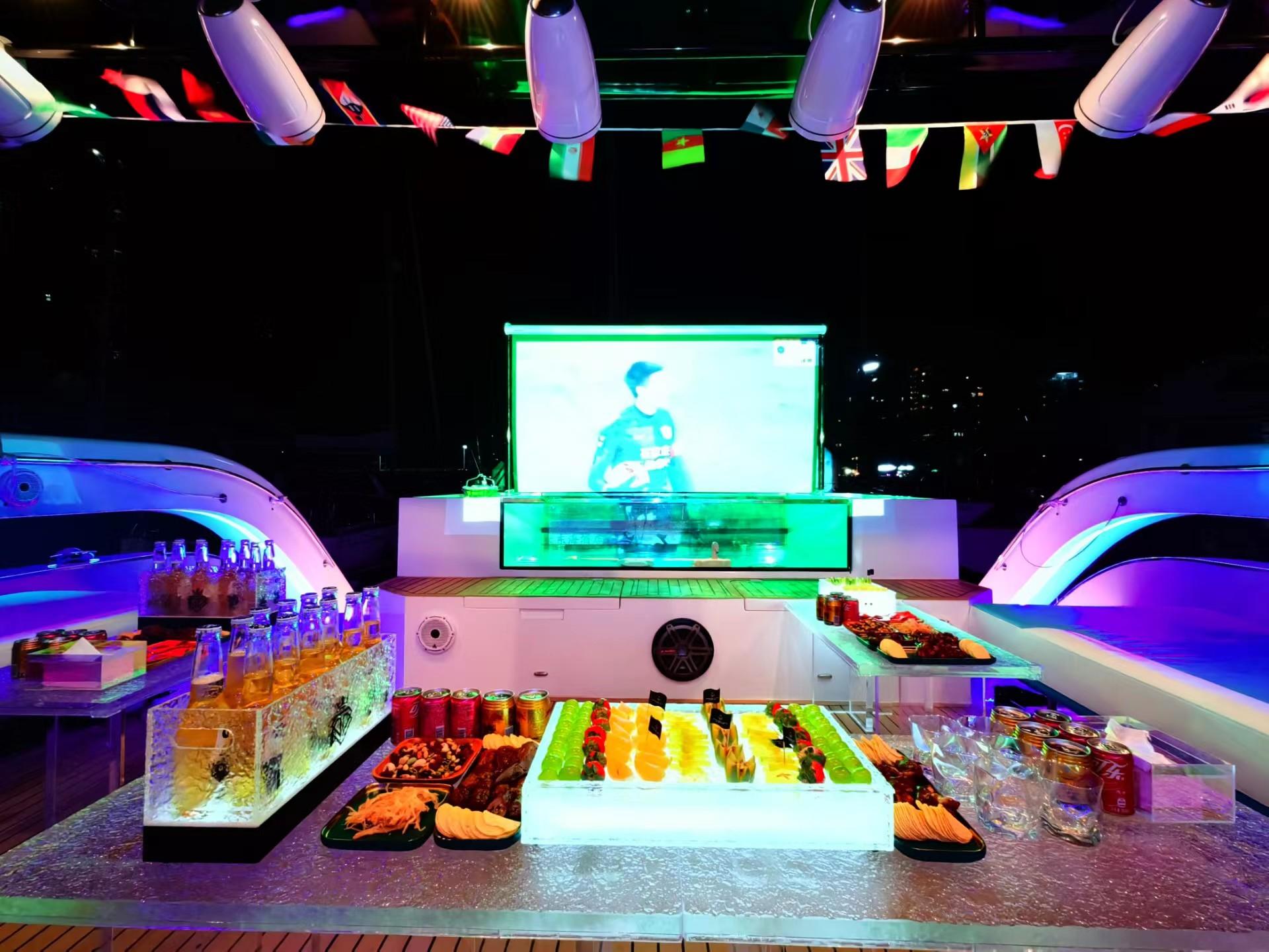 Fiesta nocturna en yate en Dubái con DJ en vivo y barra libre