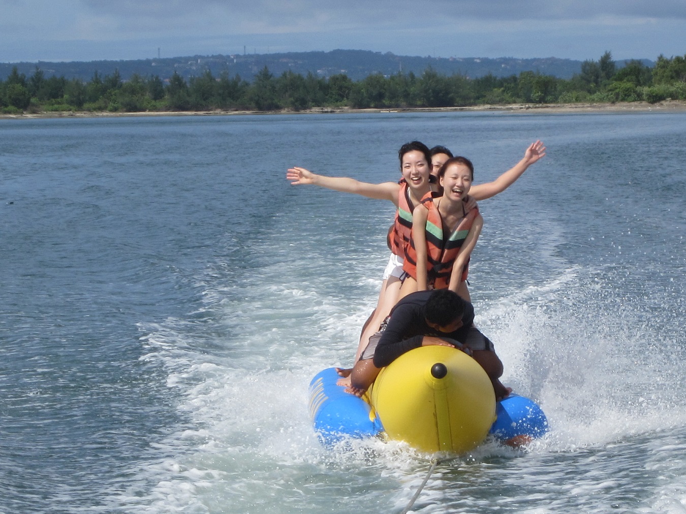 Aventura de parasailing con deportes acuáticos en Nusa Dua, paseo en tubing, banana boat y pesca con mosca - Foto 5