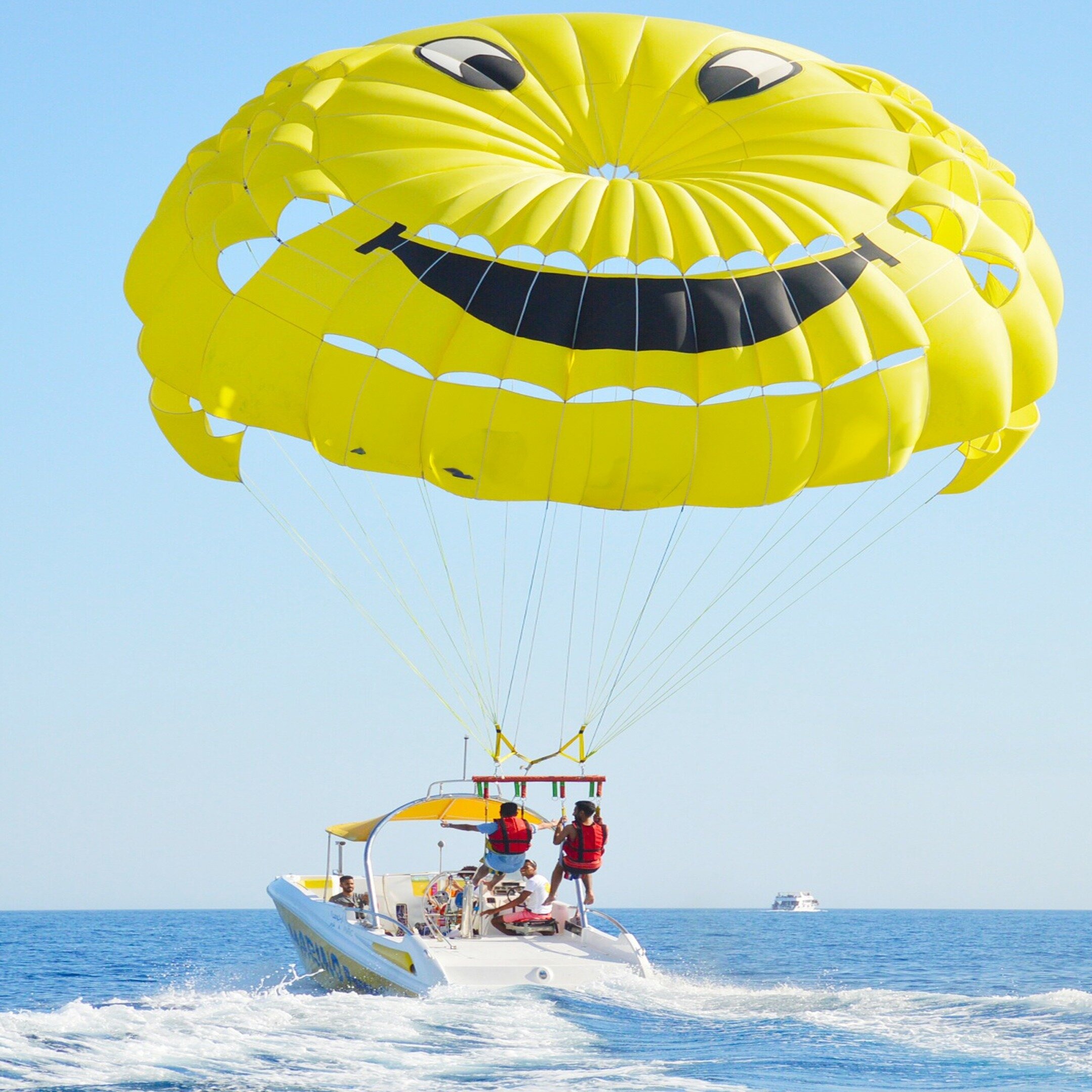 Hurghada Parasailing Experience Fly Above the Red Sea – photo 2