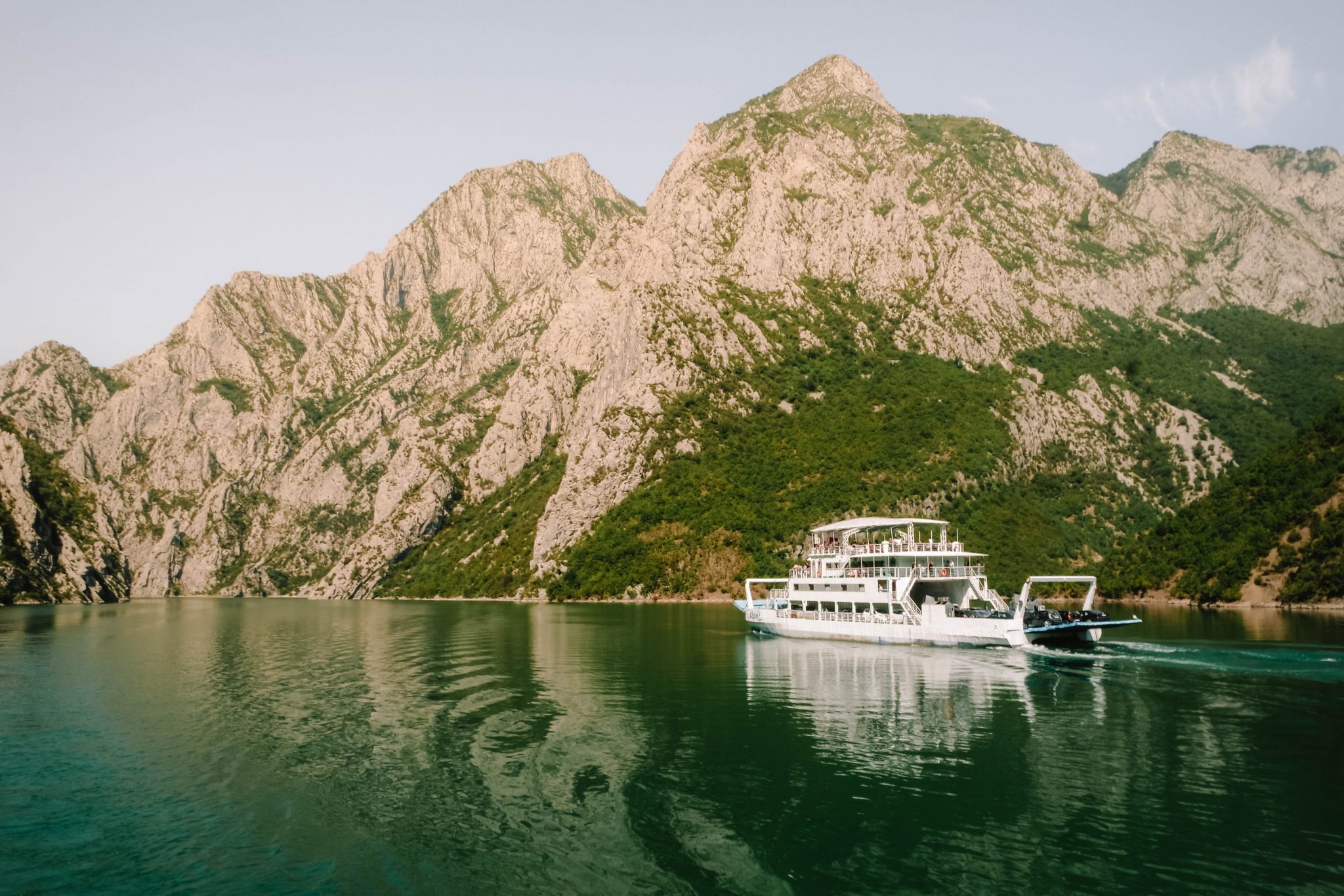 Autobús de Shkodra a Valbona a través del ferry del lago Komani - Foto 2