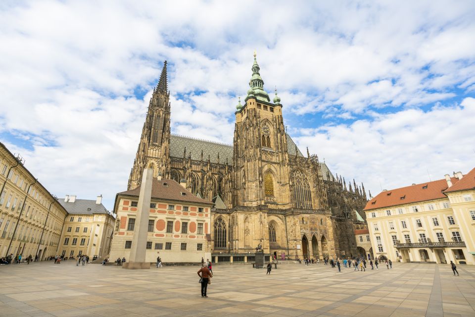 Prague Castle Interiors: Tour with German Guide and Entry Ticket