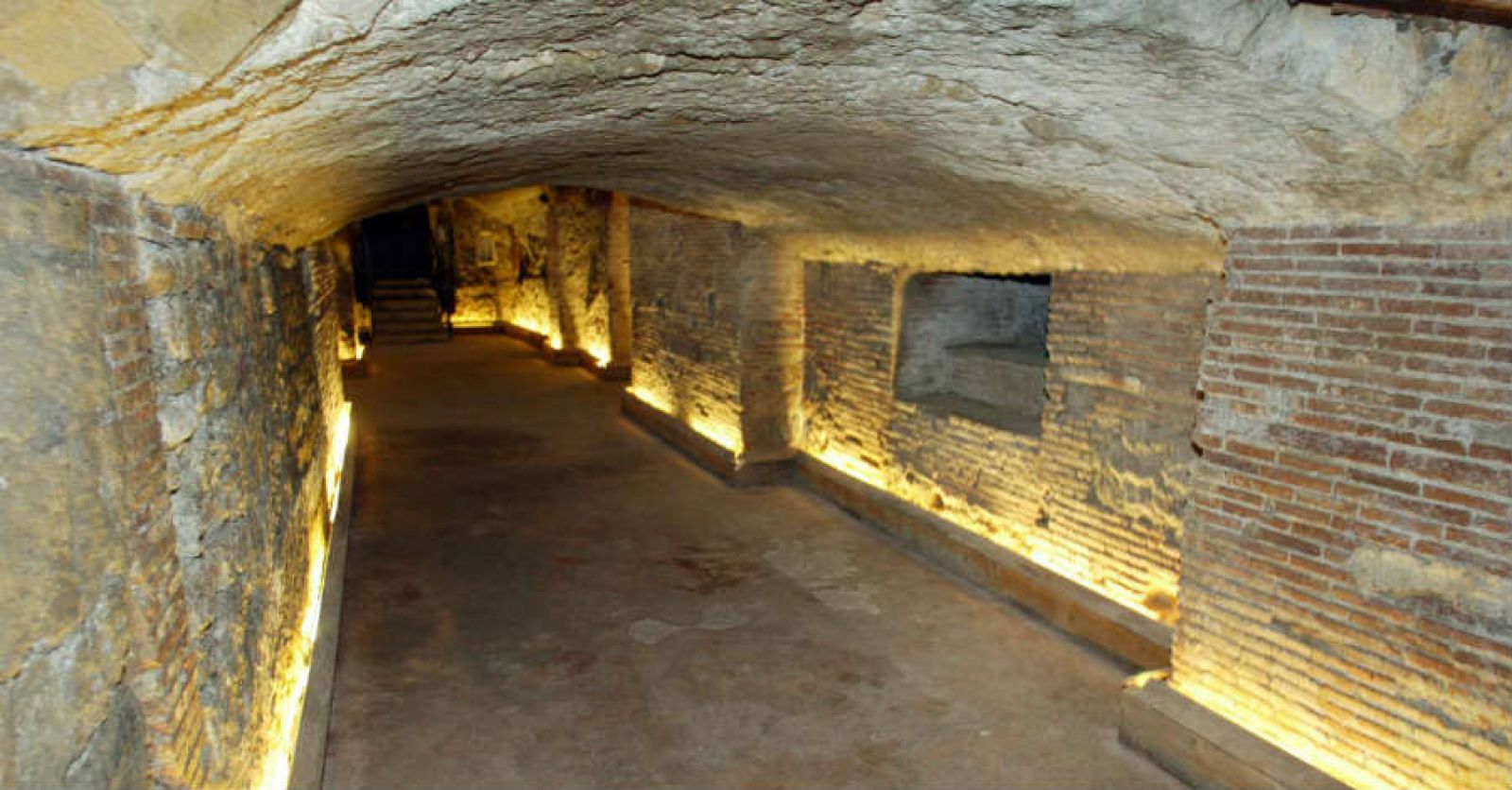 NAPLES HYSTORICAL CENTRE  with UNDERGROUND RUINS complete guided tour (ita/engl/span) - Photo 13