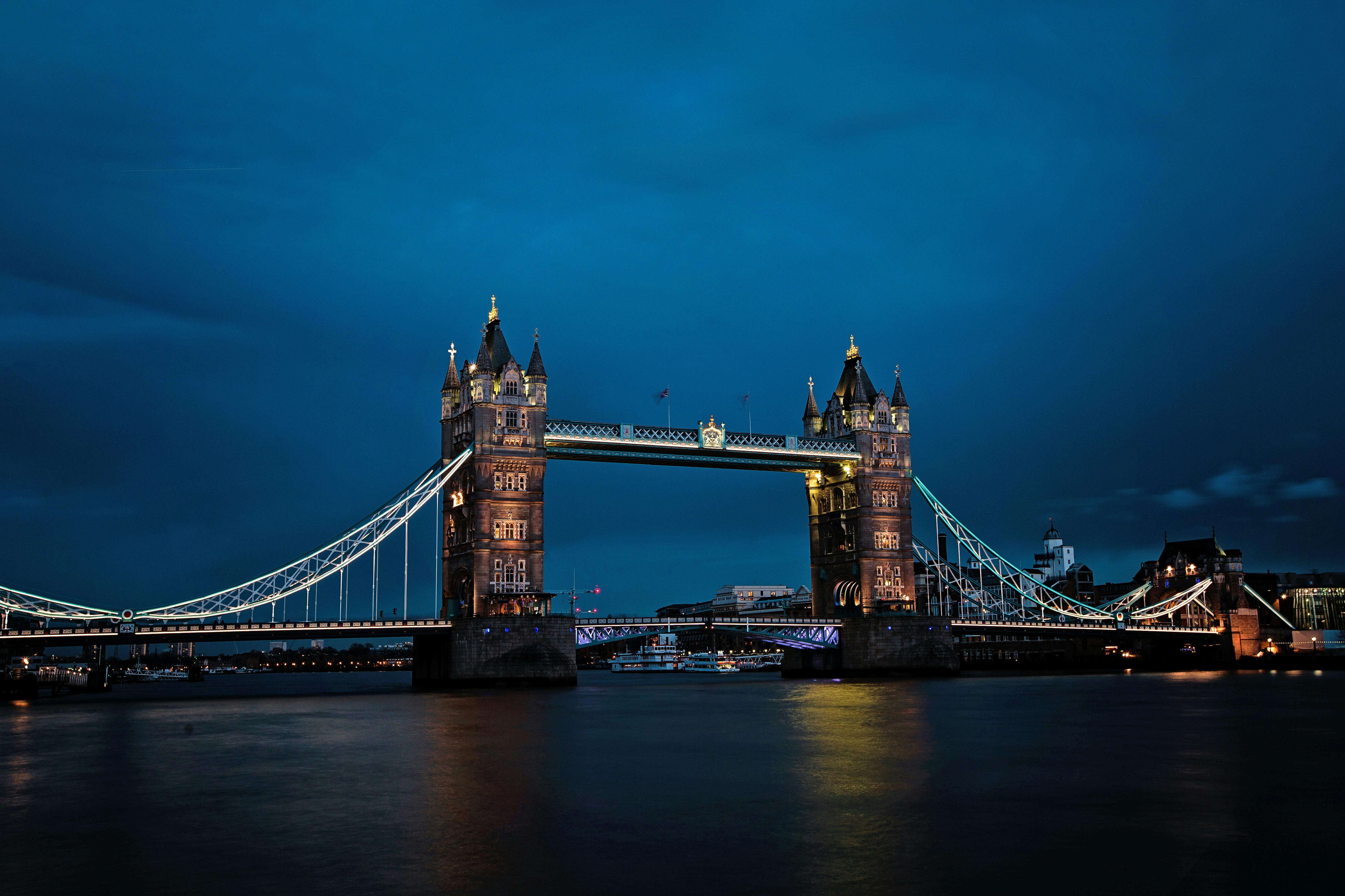 London Bridges by Night: Private Illuminated Tour – Image 3 | WeShare
