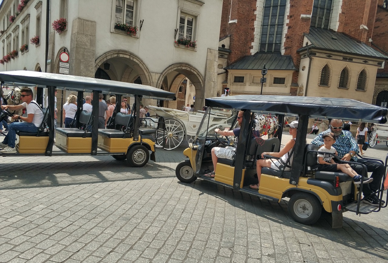 Krakow: Old Town and Jewish Quarter by Golf Cart + Schindlers Factory Museum Guided Tour