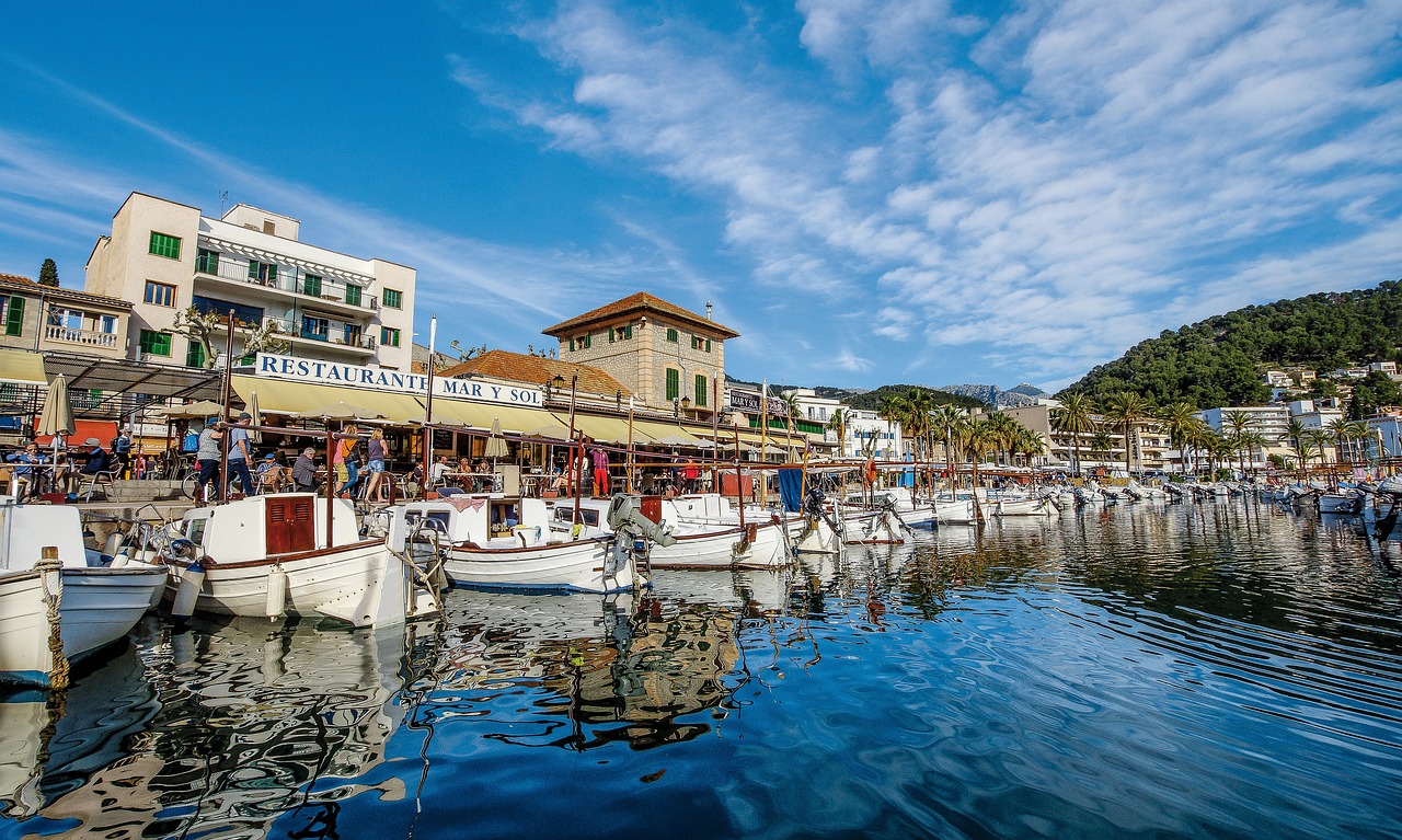 Guided bus tour with free time in Puerto de Sóller and Valldemossa