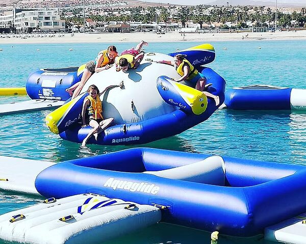 Parque Acuático flotante en Puerto Castillo