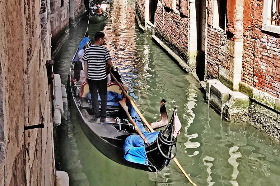 FALLING IN LOVE IN VENICE (PRIVATE GONDOLA RIDE & ROMANTIC MEAL). - Photo 3