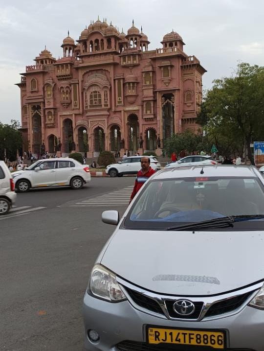 Traslado privado desde Jaipur a Udaipur One Way Sedan / SUV