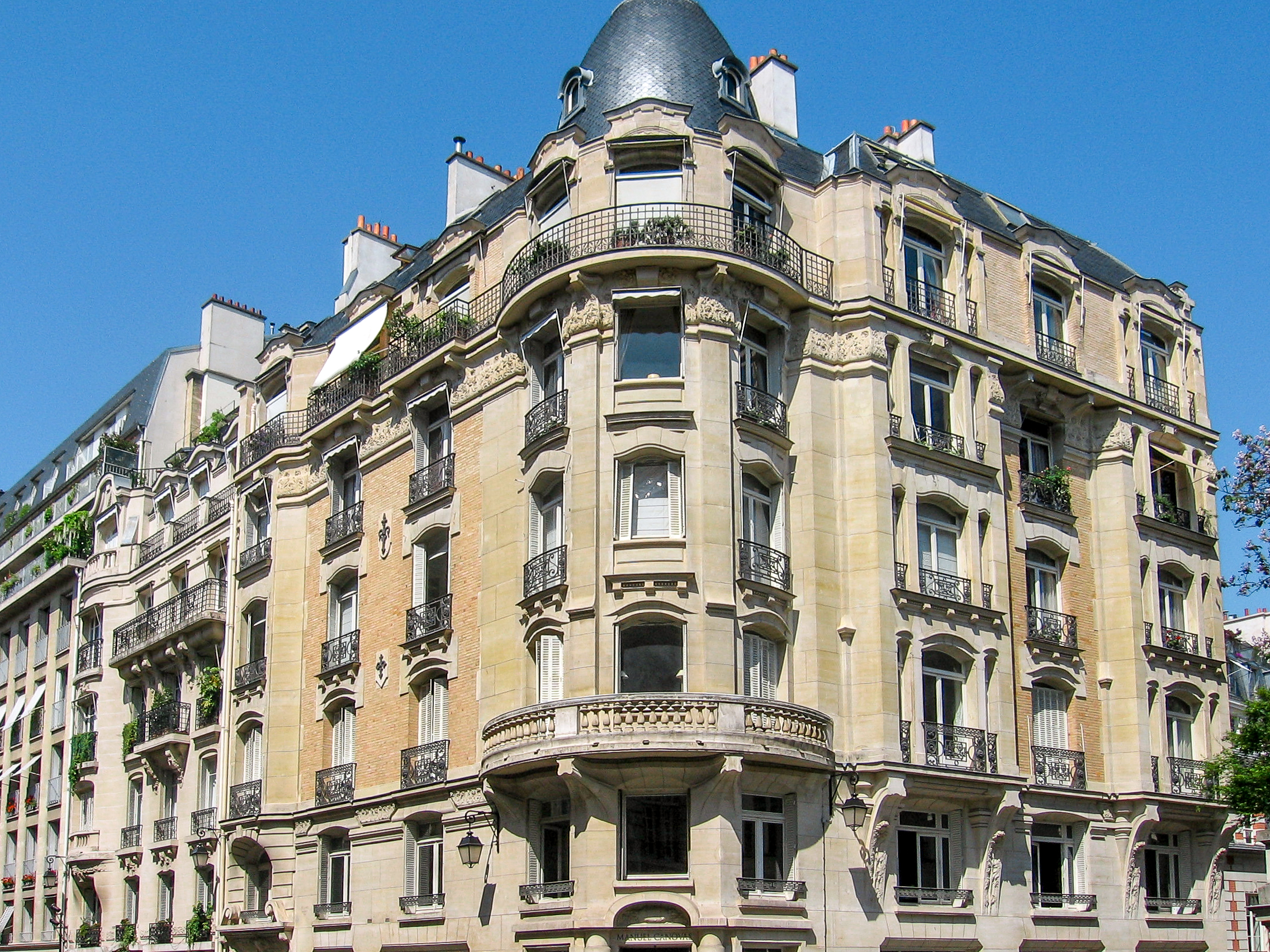Conversation In French & Coffee at Cafe De Flore – Image 4 | WeShare