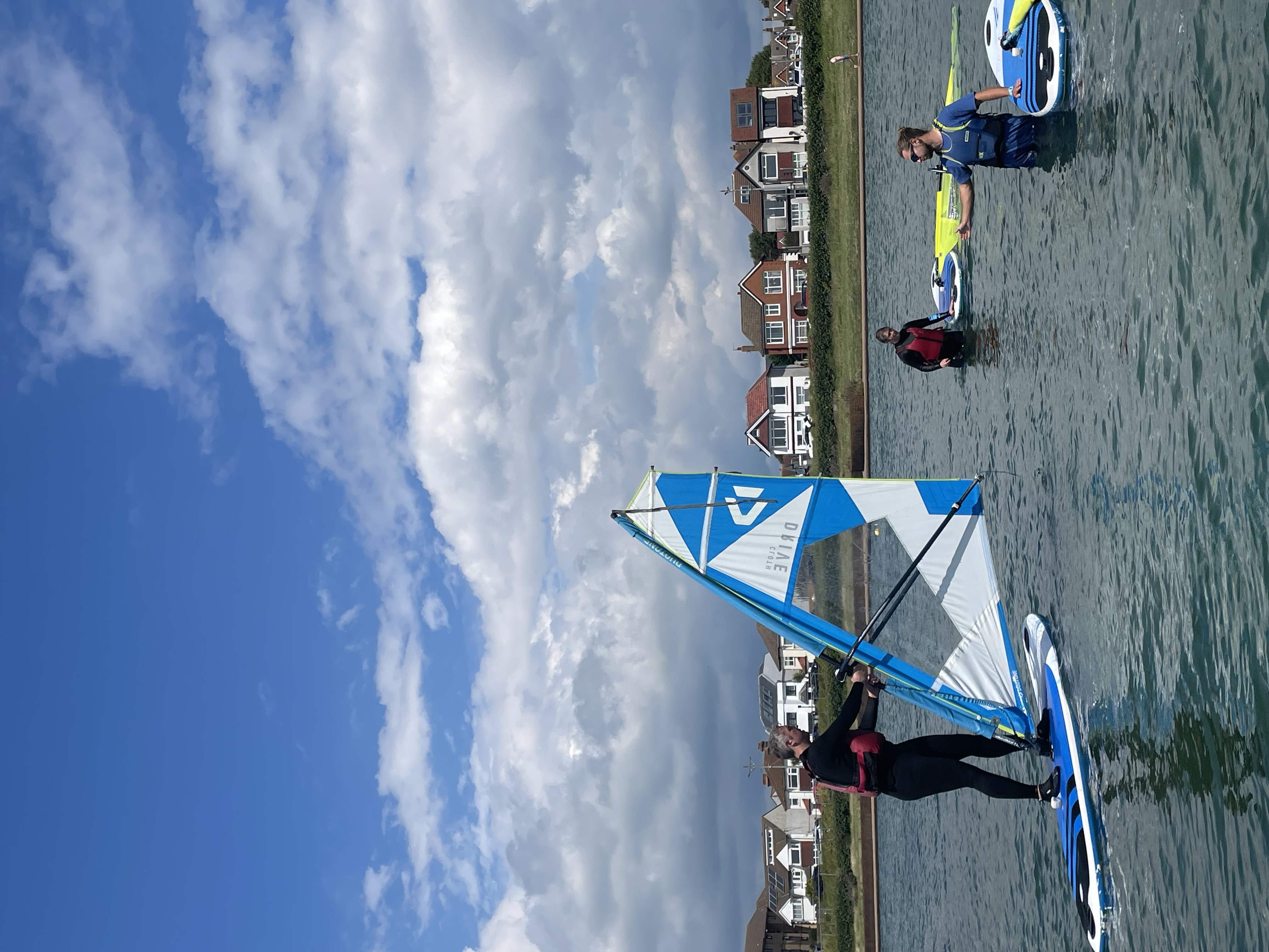 Atrapa el viento y corre a través del agua en una sesión de introducción al windsurf. - Foto 4