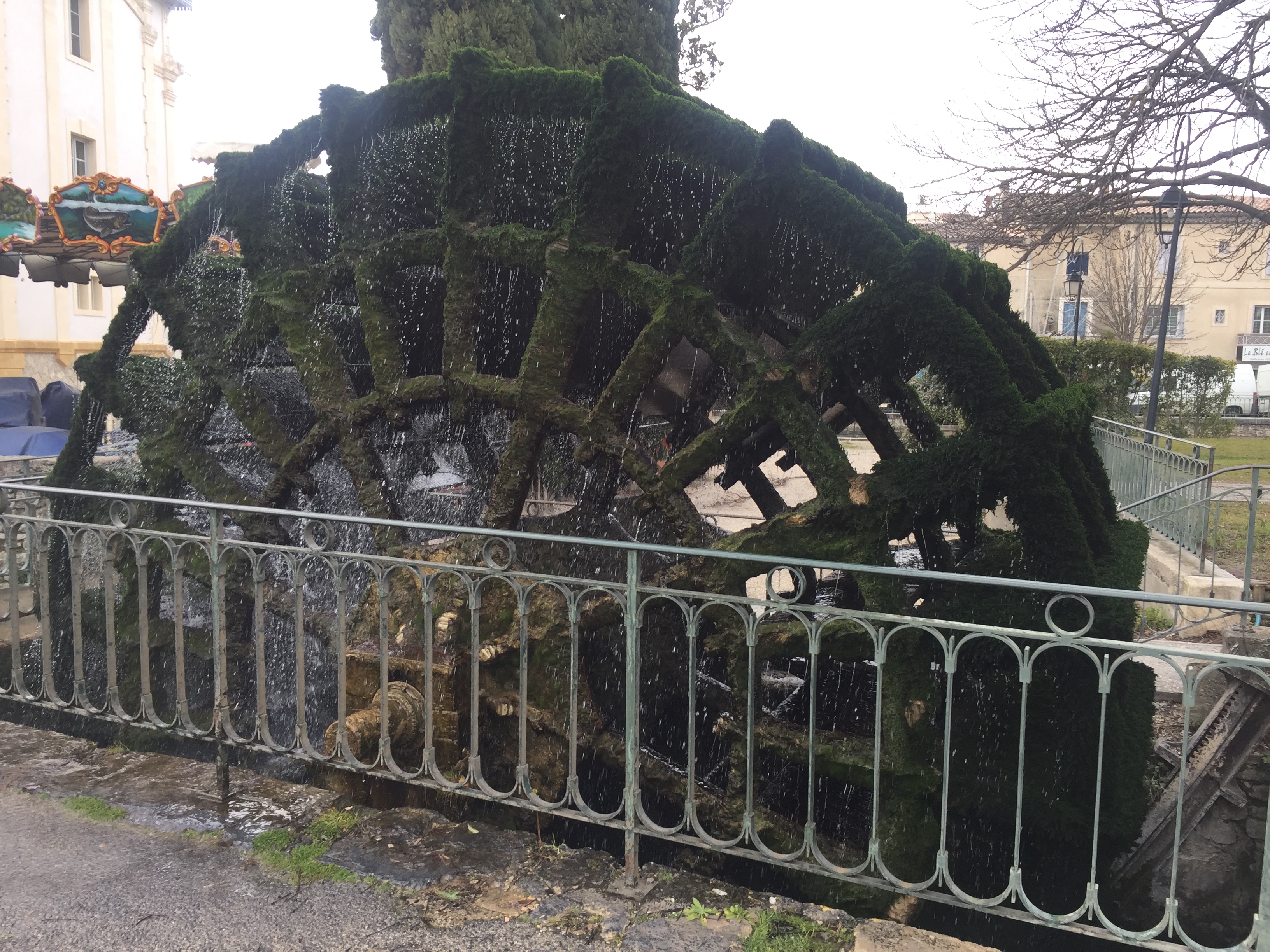 L'Isle-sur-la-Sorgue, Gordes and Roussillon: the most beautiful villages of Provence - Photo 3
