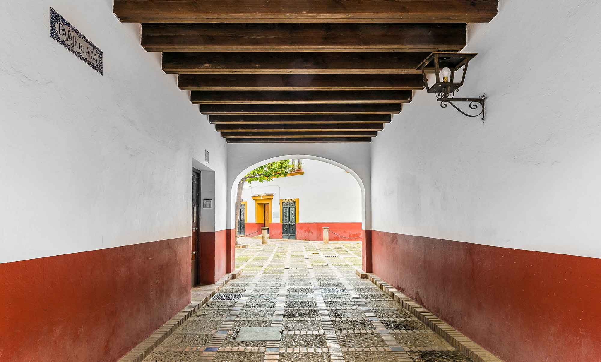 Guided walking tour by the Santa Cruz neighborhood. Seville Barceló Experiences