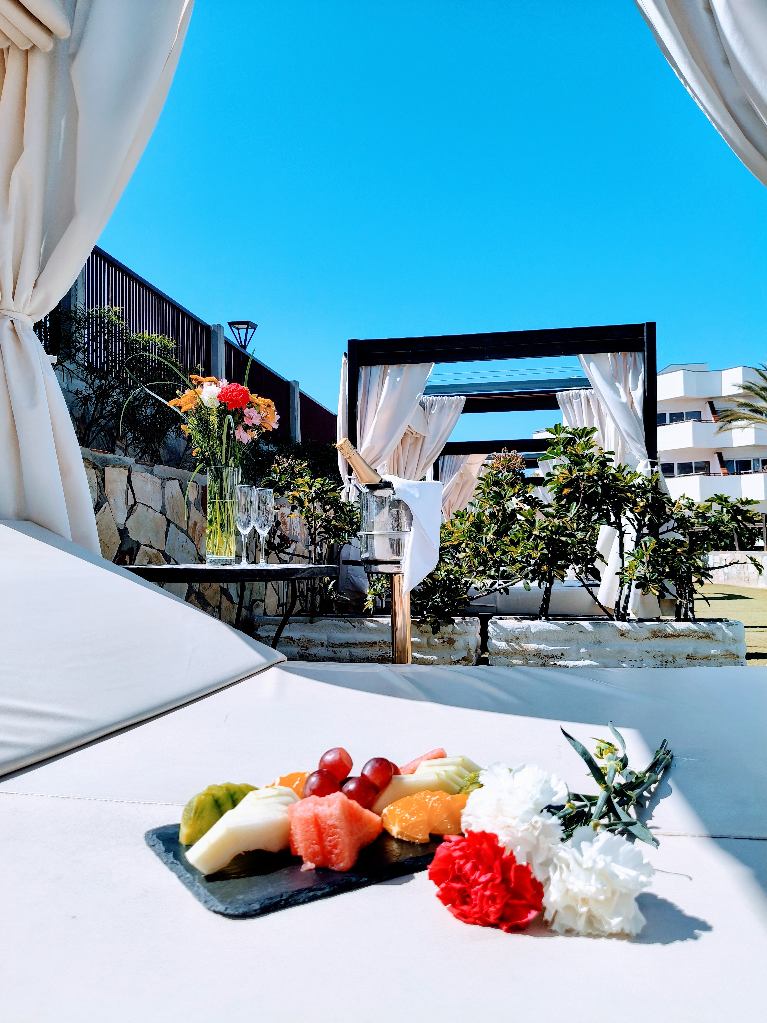 Cama balinesa con fruta y cava en Barceló Corralejo Bay