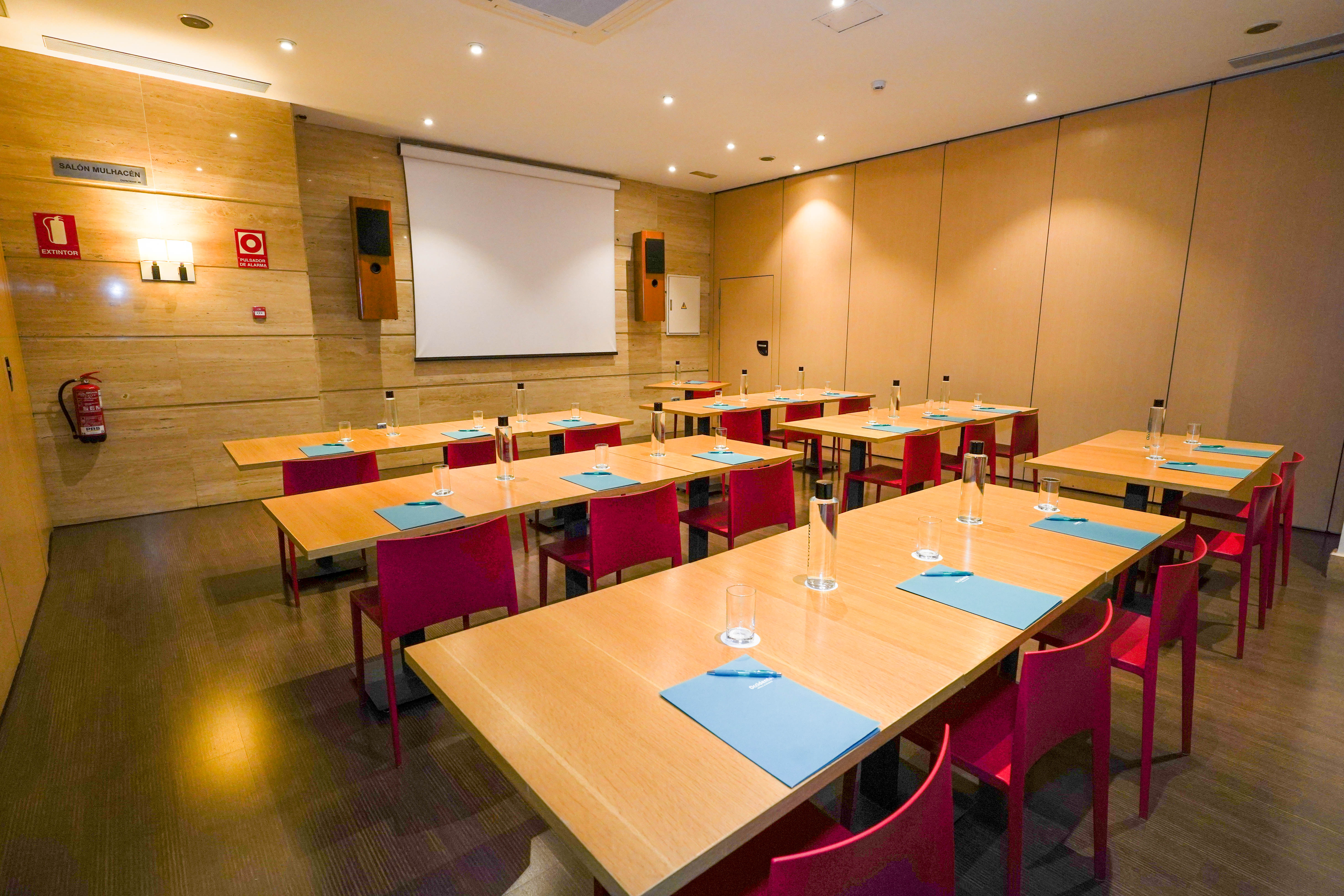 Sala de reuniones con café en Occidental Granada