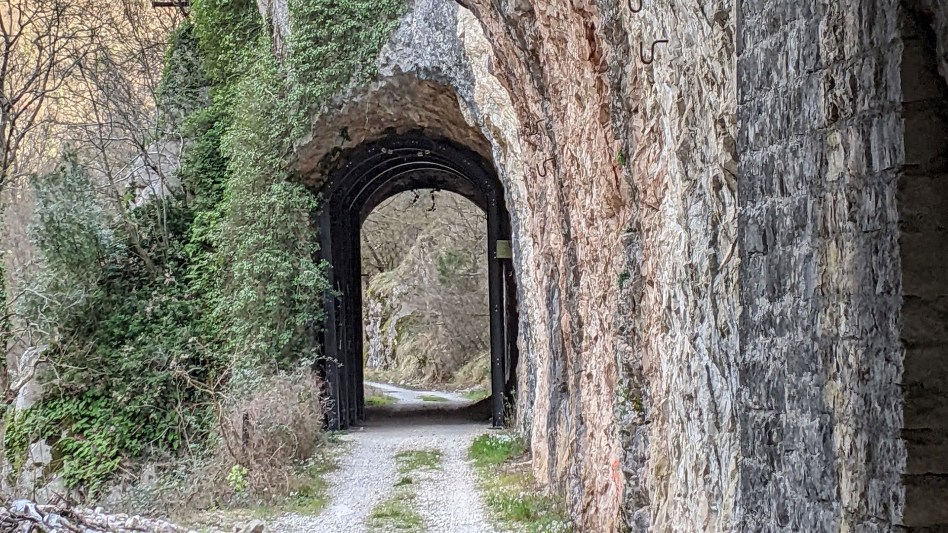 Hiking at the abandoned railway - Photo 5