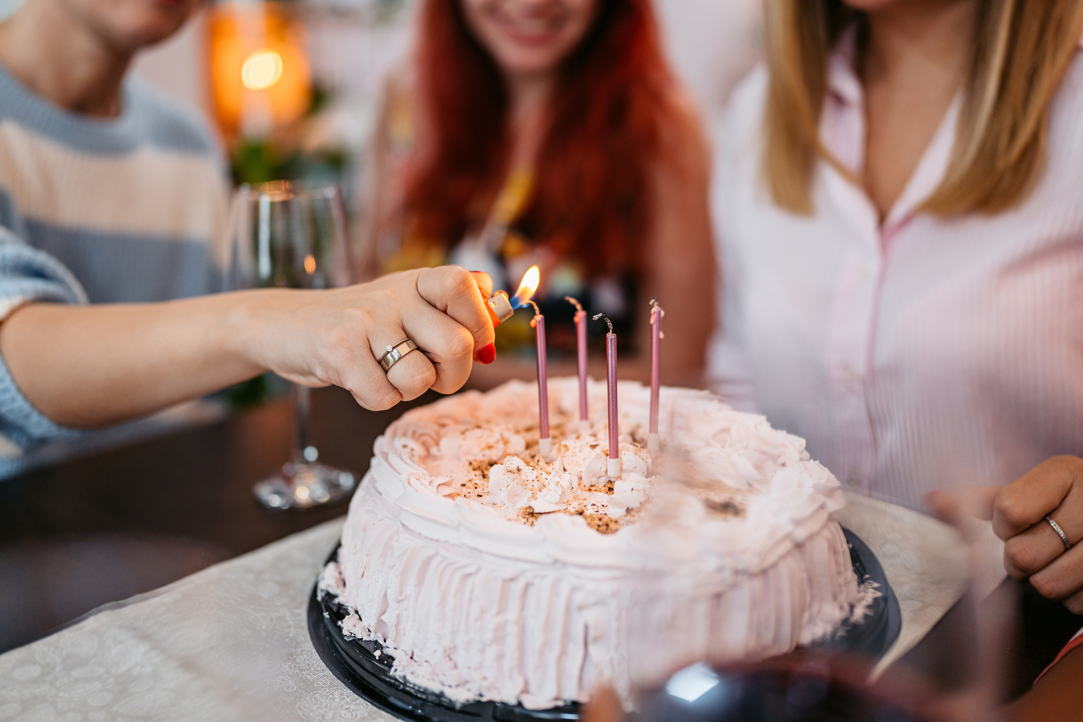Dulce cumpleaños con tarta y cava