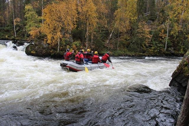 Ulusal park boyunca nehirde rafting yapmak
