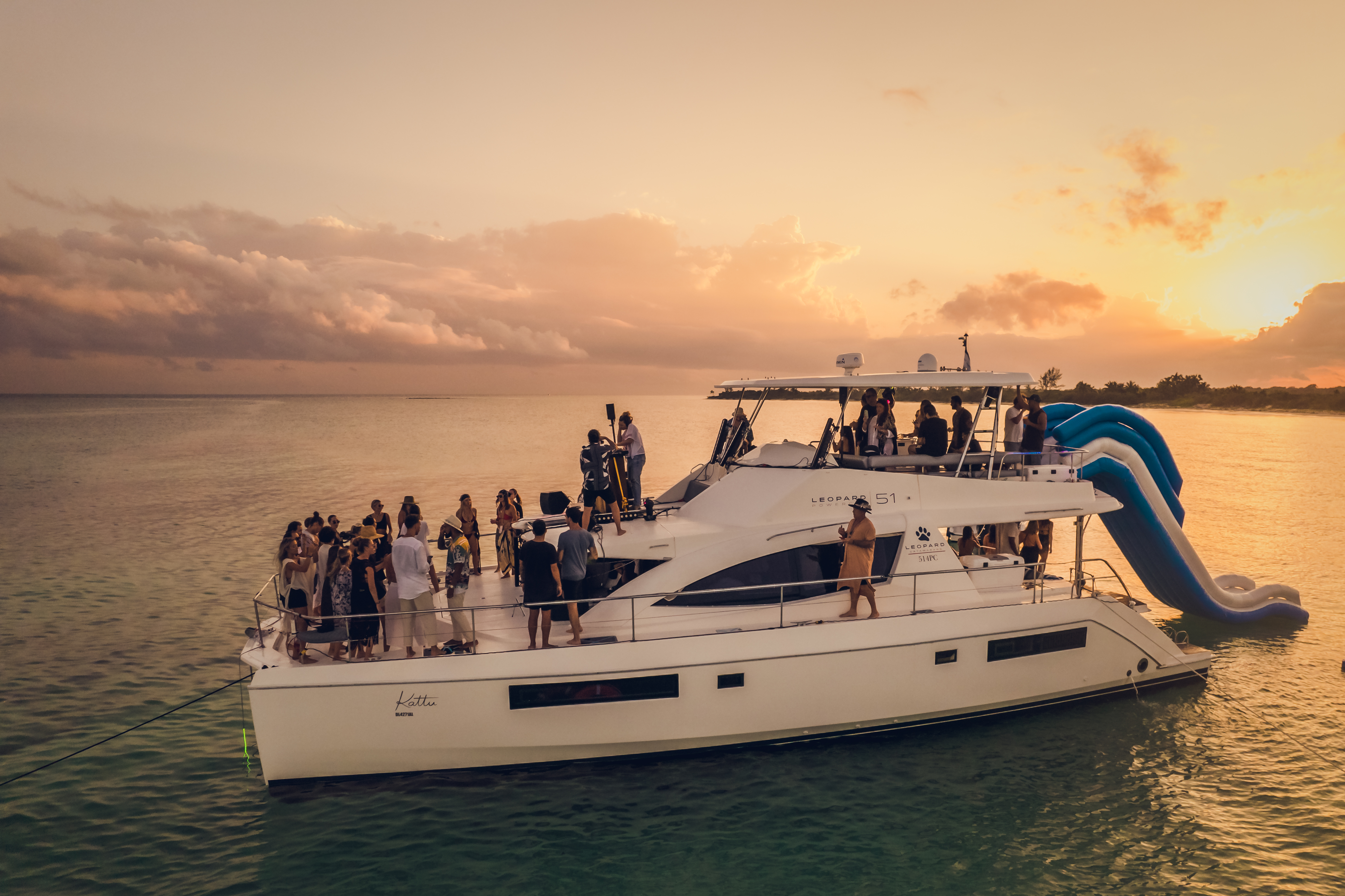 Hepsi Dahil Cancún: 5 saat Kıyı ve Pizza 51' Leopard PowerCat ile