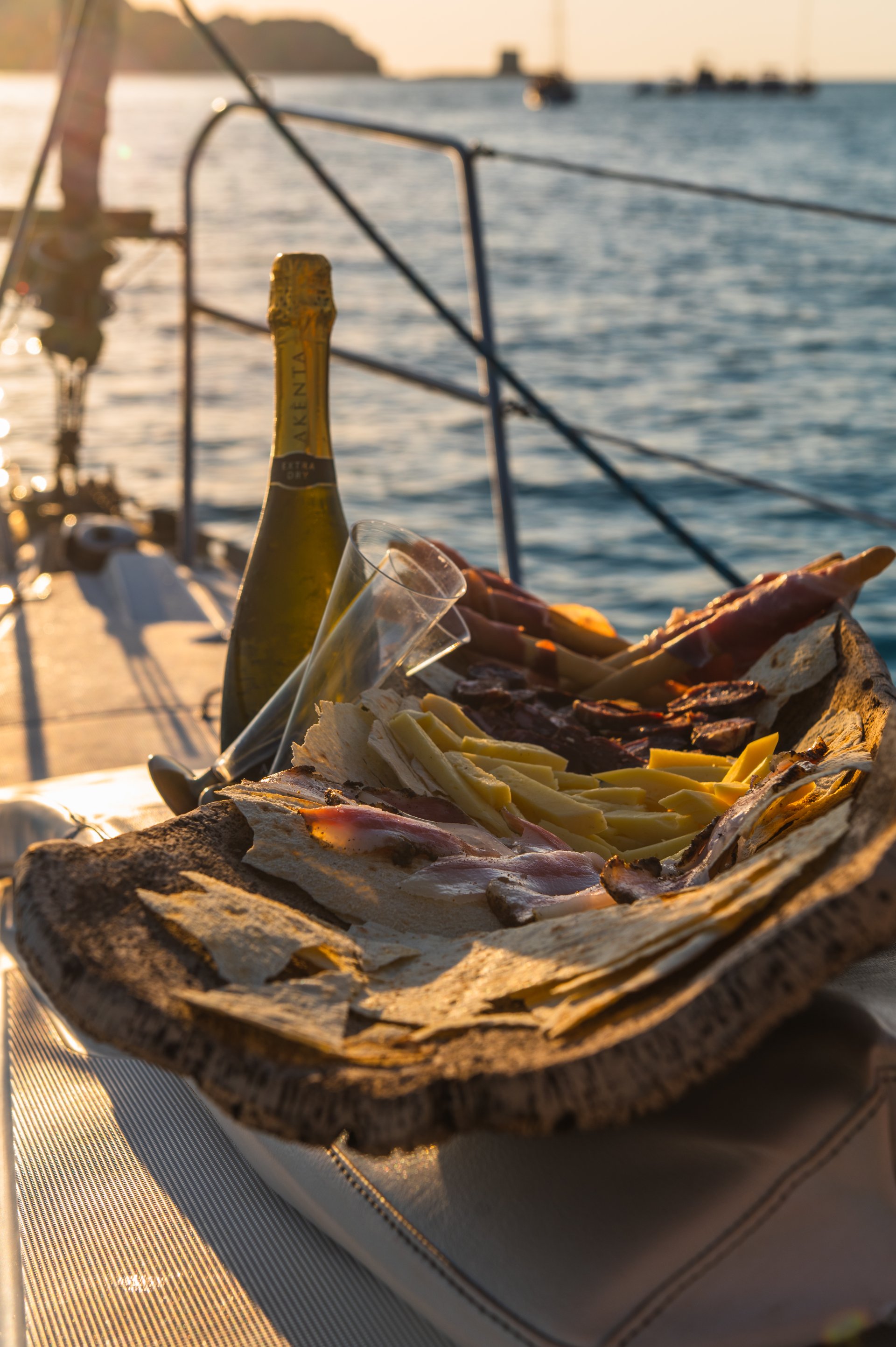 From Stintino: private aperitif on a sailing boat at sunset in front of the Pelosa - Photo 4