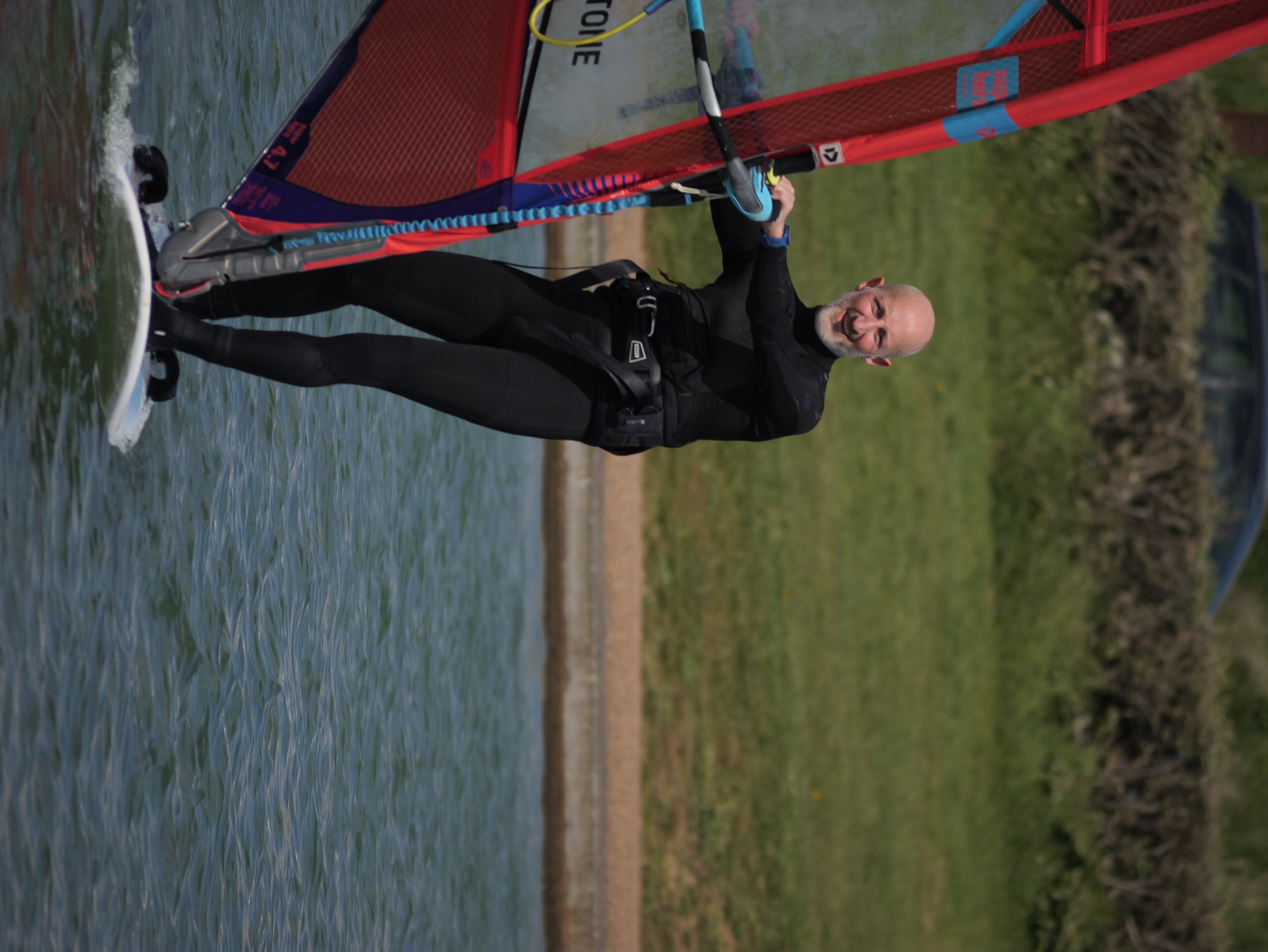 Atrapa el viento y corre a través del agua en una sesión de introducción al windsurf. - Foto 3