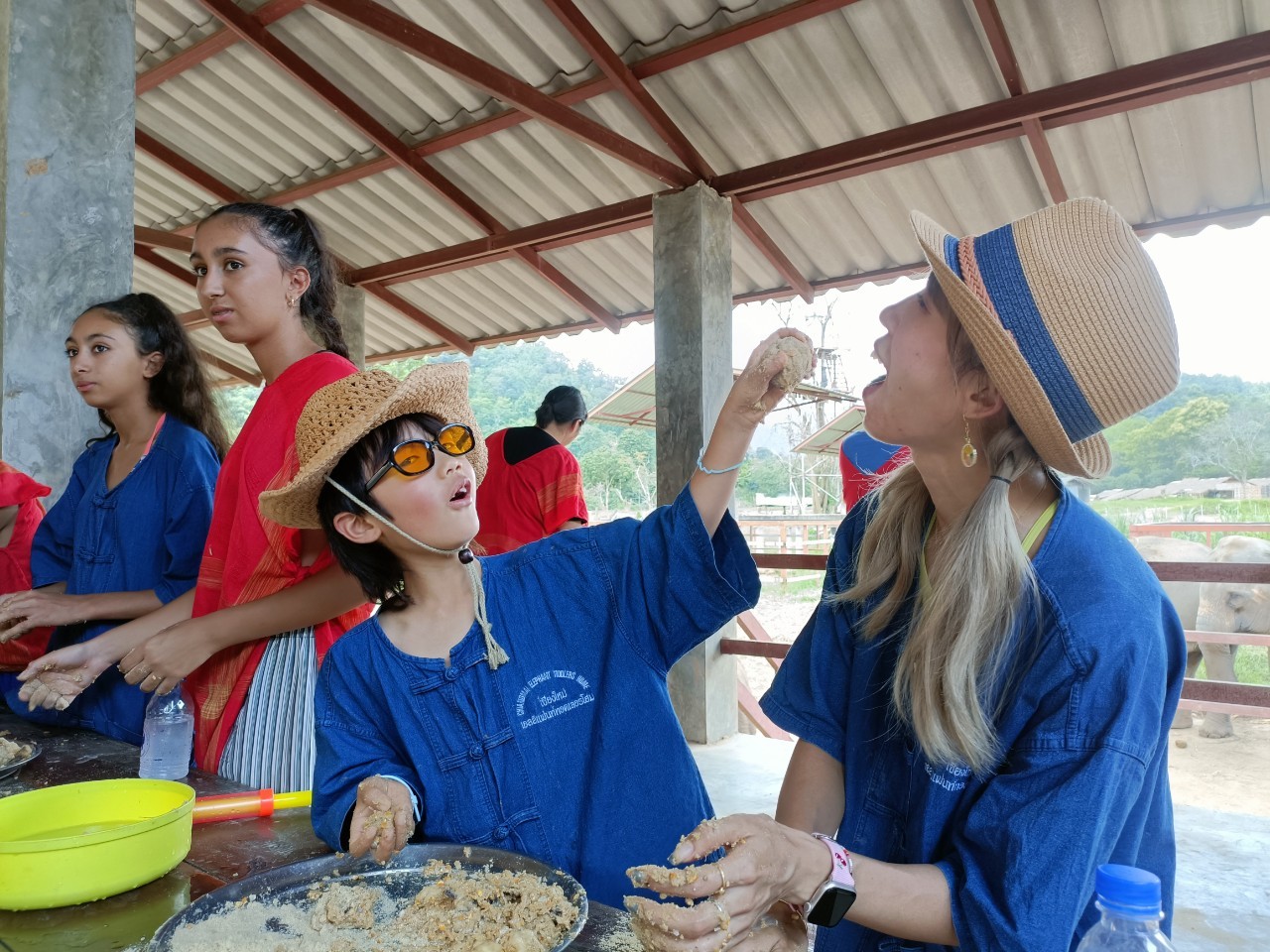 Cuidado de elefantes y rafting en bambú con buffet tailandés - Foto 5