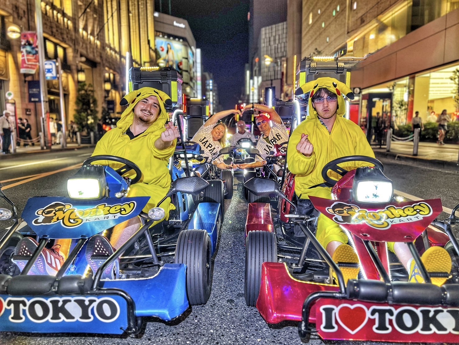 Osaka Go Kart Macerası - Kıyafetle Ünlü Simgelerin Yanından Geçin