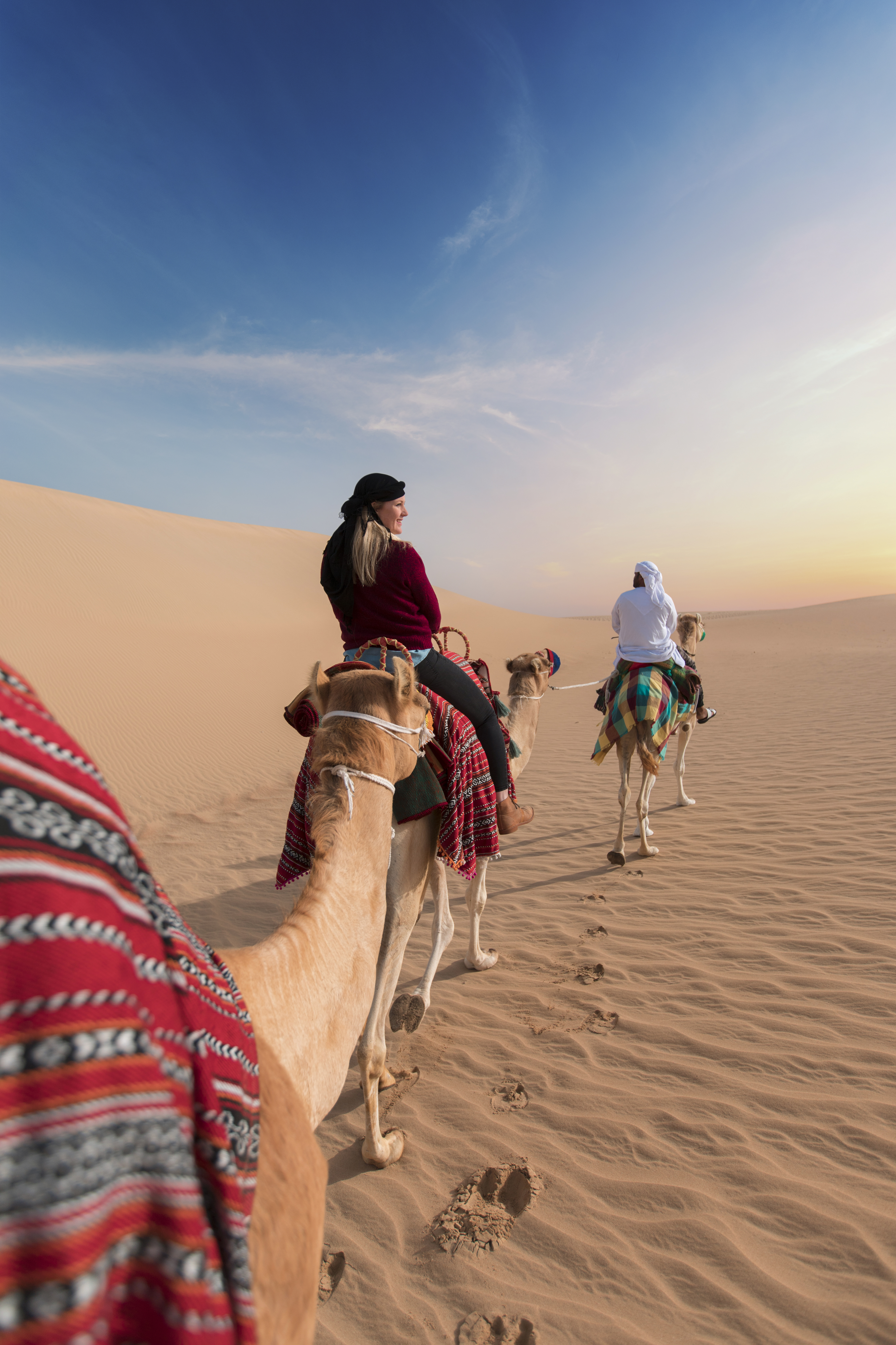 Experiencia de safari en camello por el desierto de Dubái