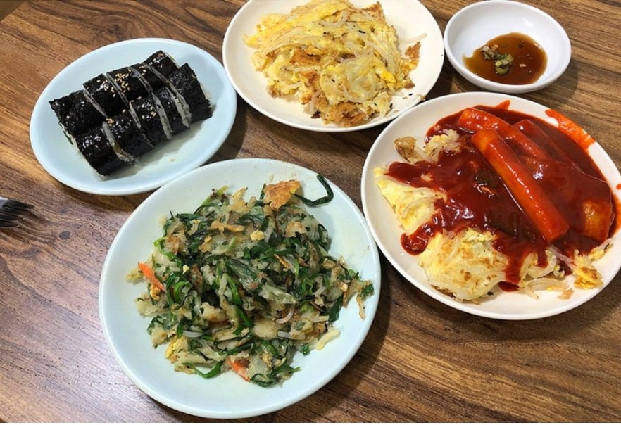 BTS Landmarks Private Car Tour in Busan with a Licensed Guide – Image 4 | WeShare