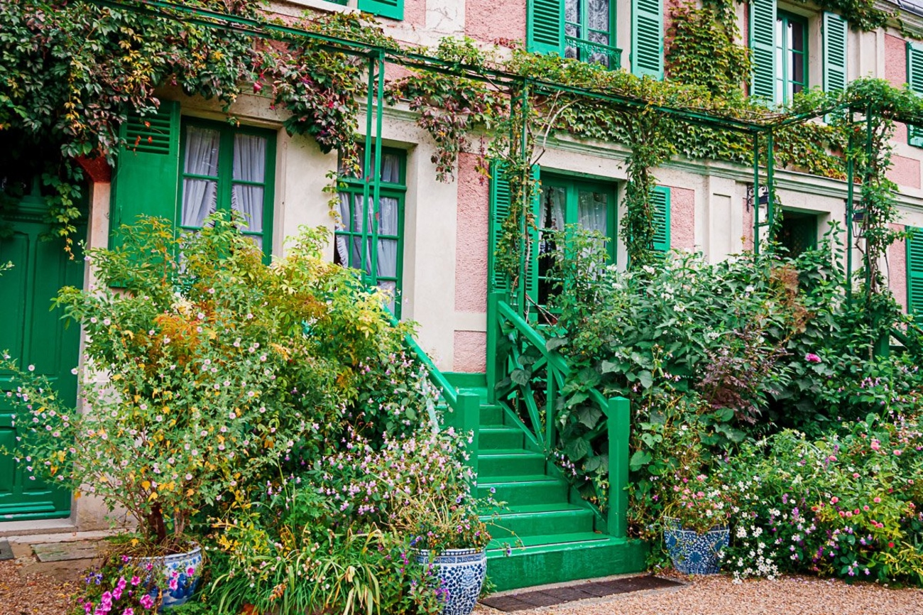 Private Full Day Giverny & Versailles Tour, with lunch(1-7pax) – Image 1 | WeShare