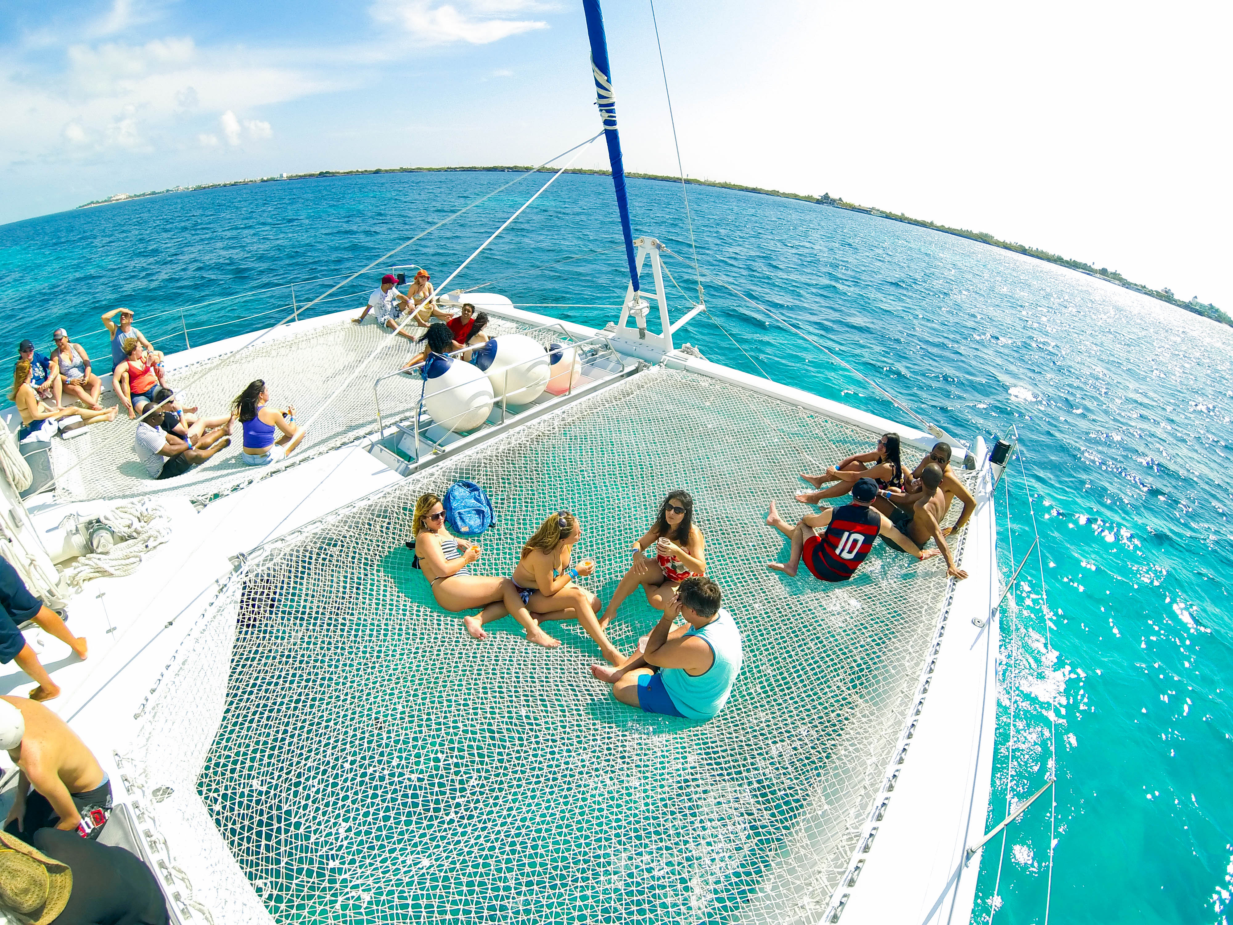 Experiencia de Navegación en Isla Mujeres con Recogida y Hasta un 30% de Descuento por Compra Anticipada - Alojamientos en Cancún