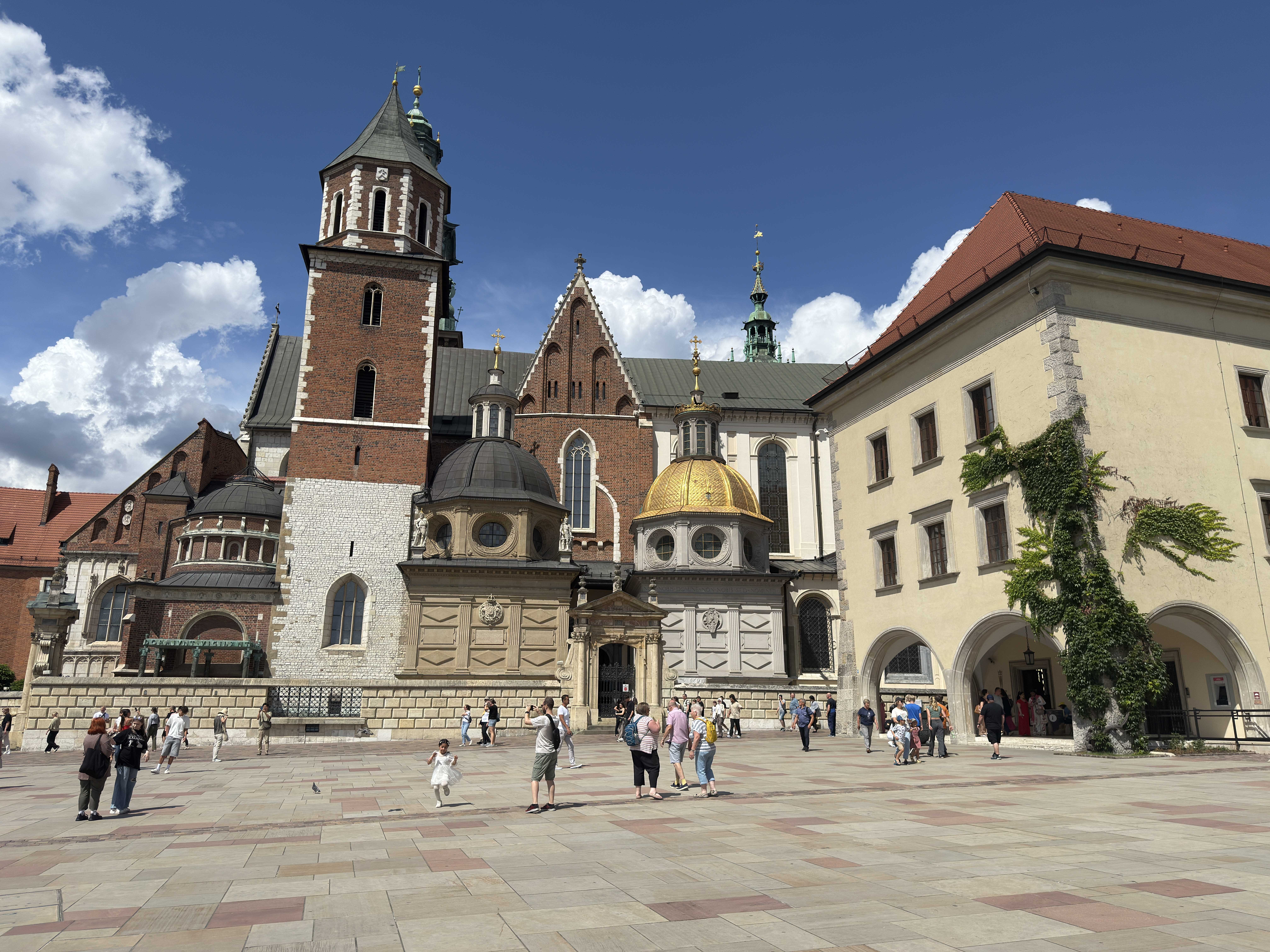 Krakow: Wawel Castle, Cathedral, Rynek Underground & Lunch 