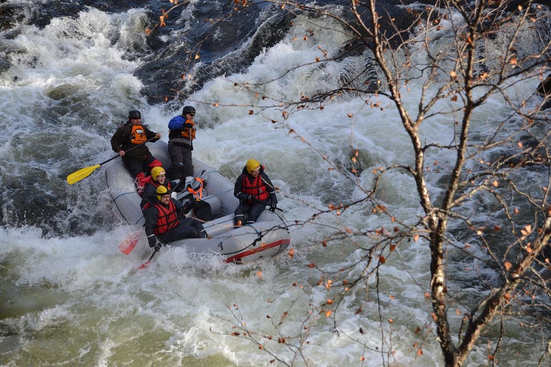 Ulusal park boyunca nehirde rafting yapmak