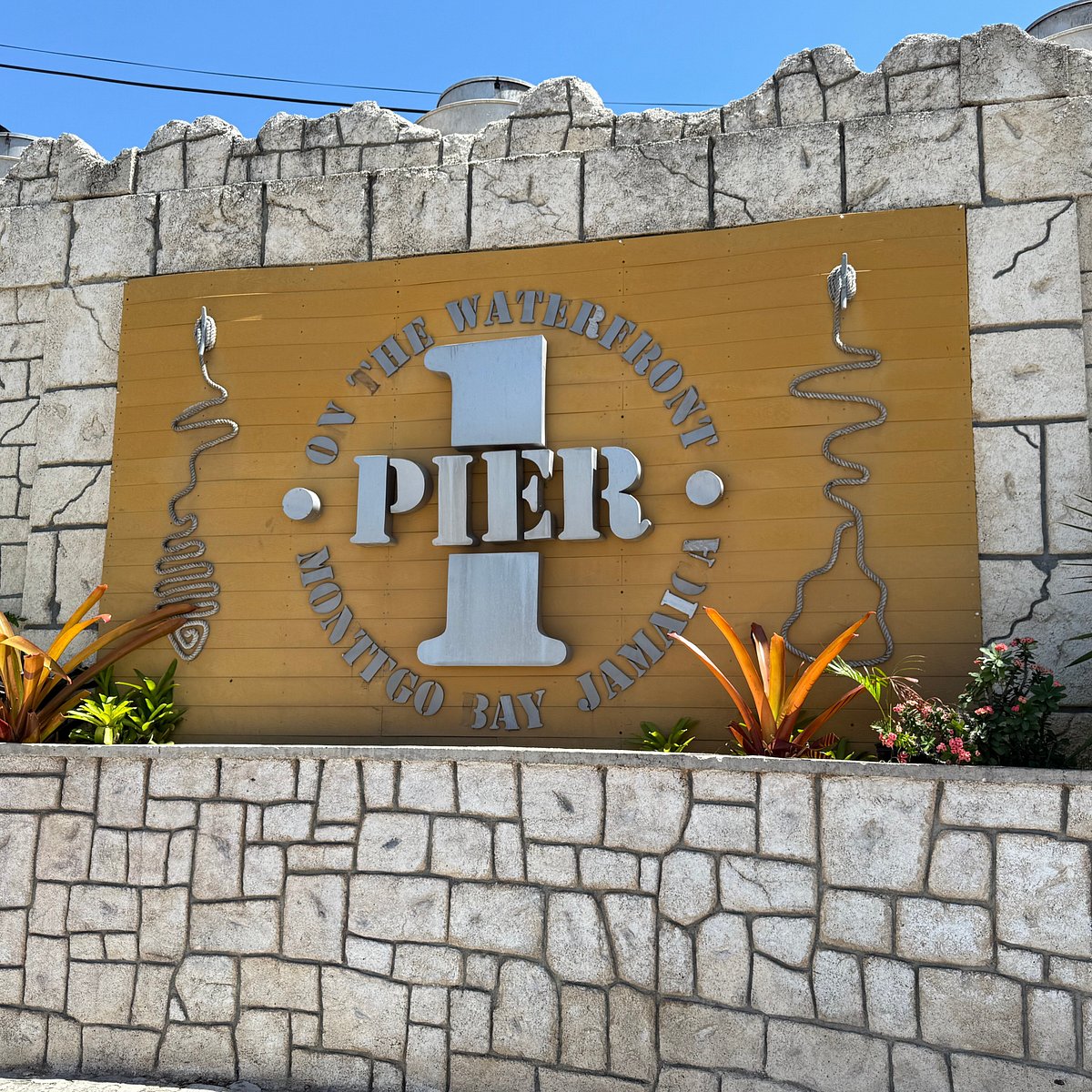 Experiencia Pier One Montego Bay: cenas y entretenimiento frente al mar