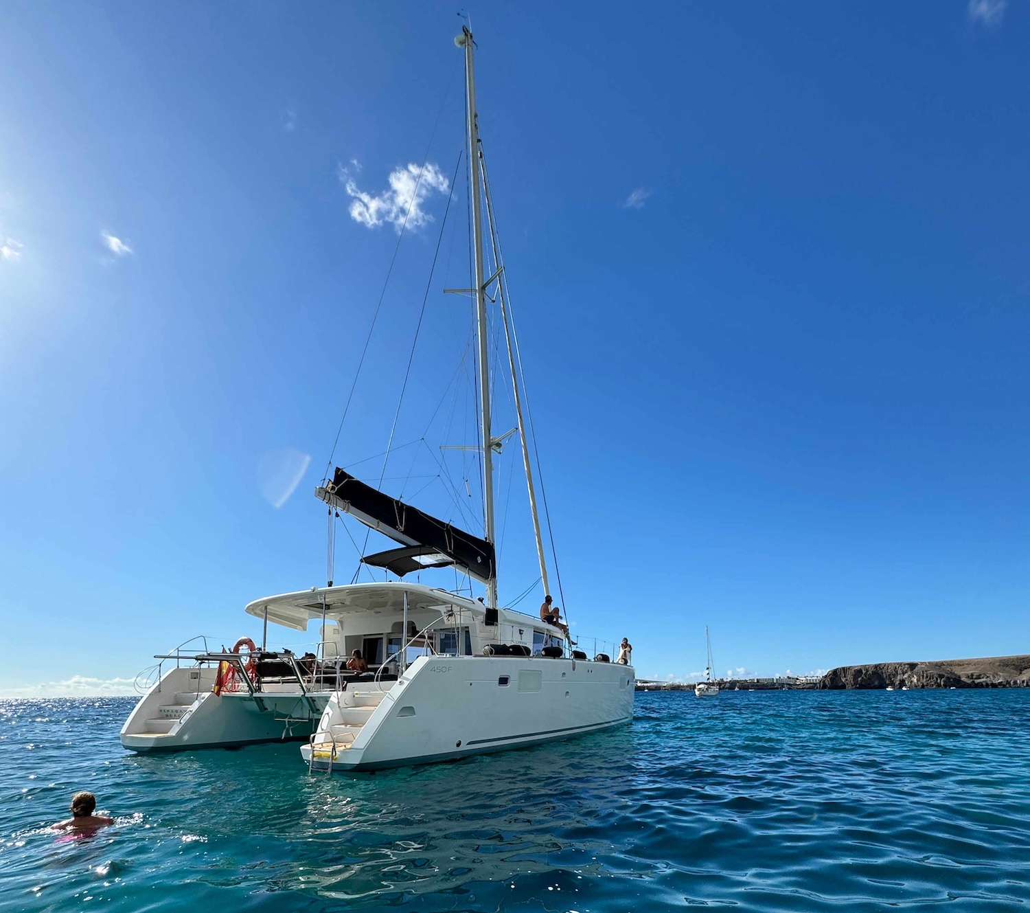 Salida privada premium en un catamarán de lujo con patrón desde Playa Blanca