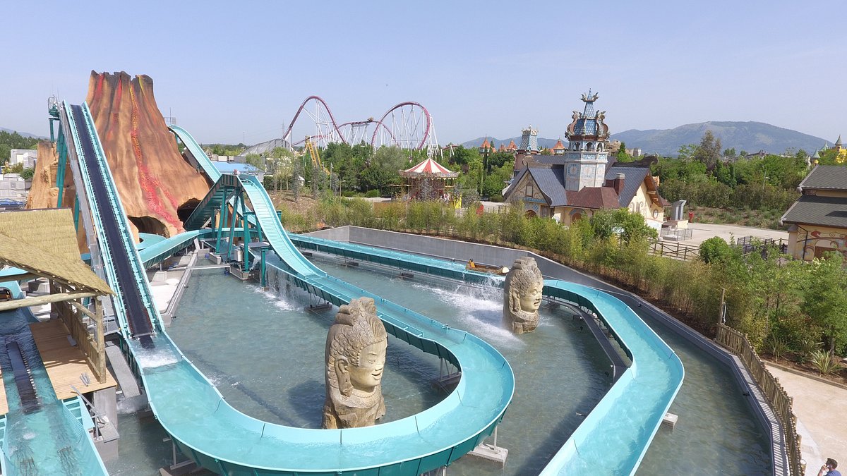 Entrance to the MagicLand Amusement Park - Photo 9
