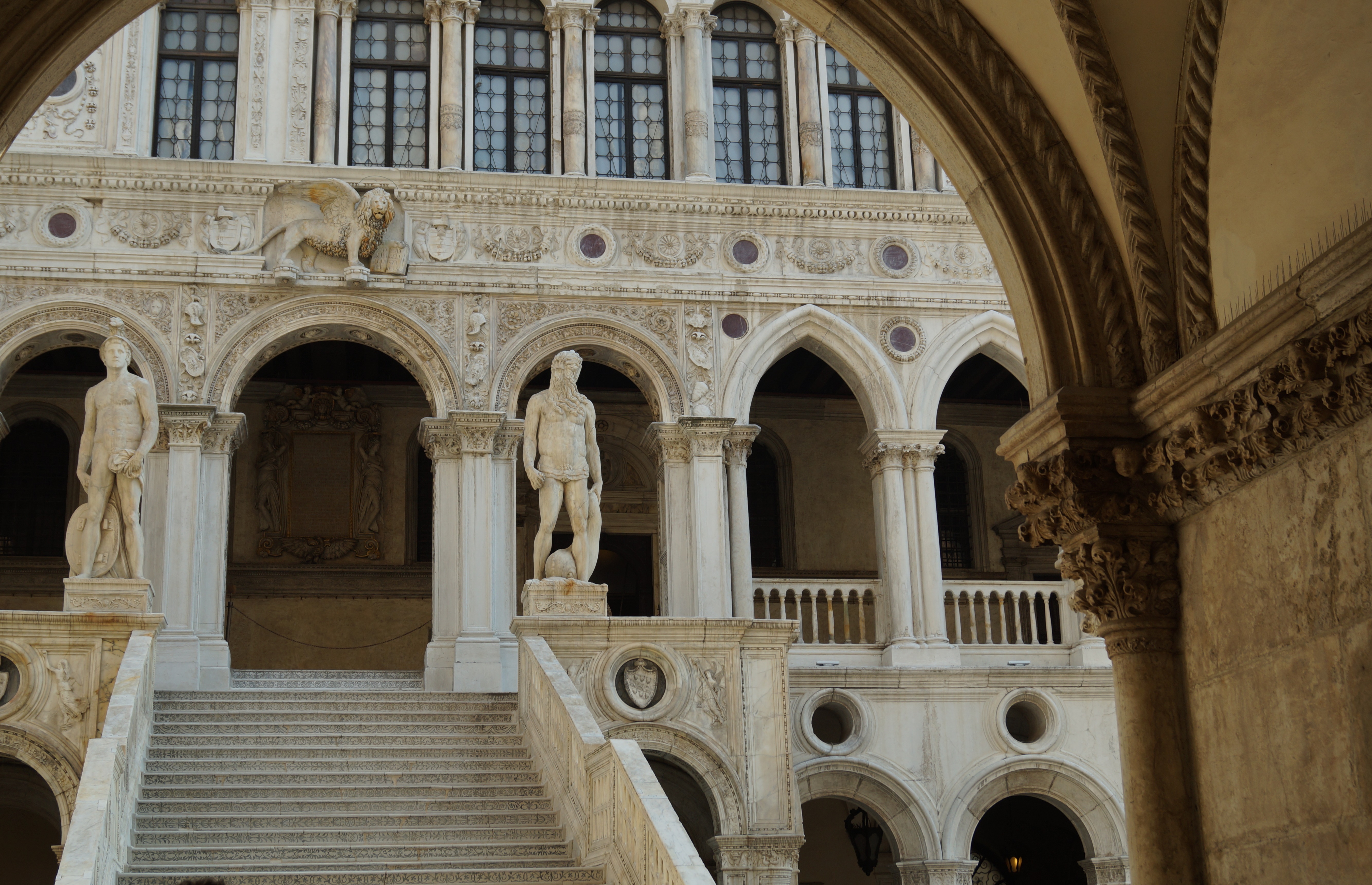 Imperdibles de Venecia: Palacio Ducal, Basílica Dorada y Zona de San Marcos en Grupo Reducido - Alojamientos en Venecia