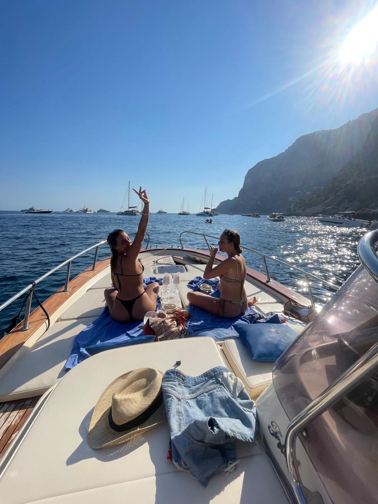 Capri: 2 hour private boat tour, swim, relax & explore hidden gems - Photo 5