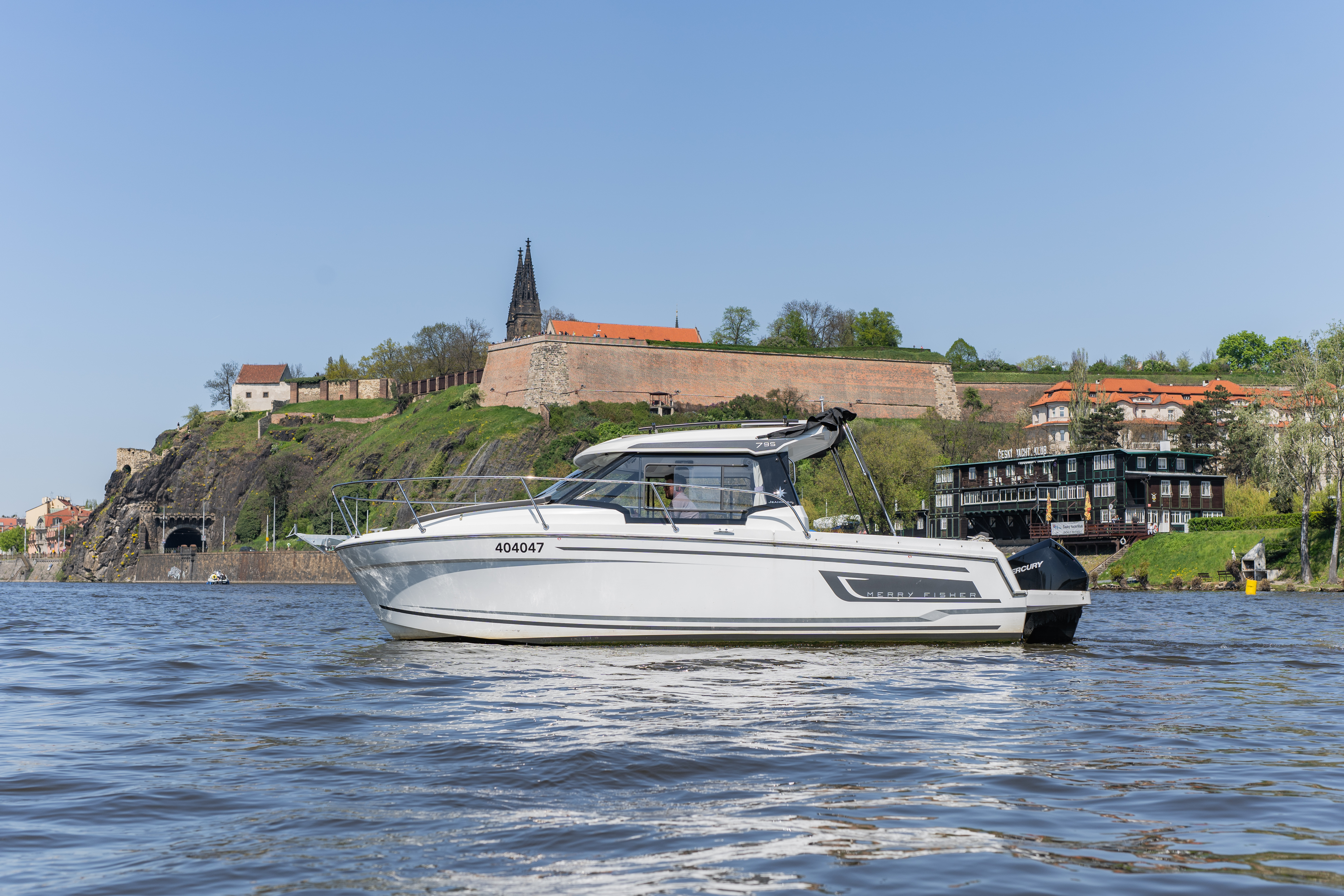 Experiencia VIP en YachtBoat SPEED en Praga: todo lo que puedas beber
