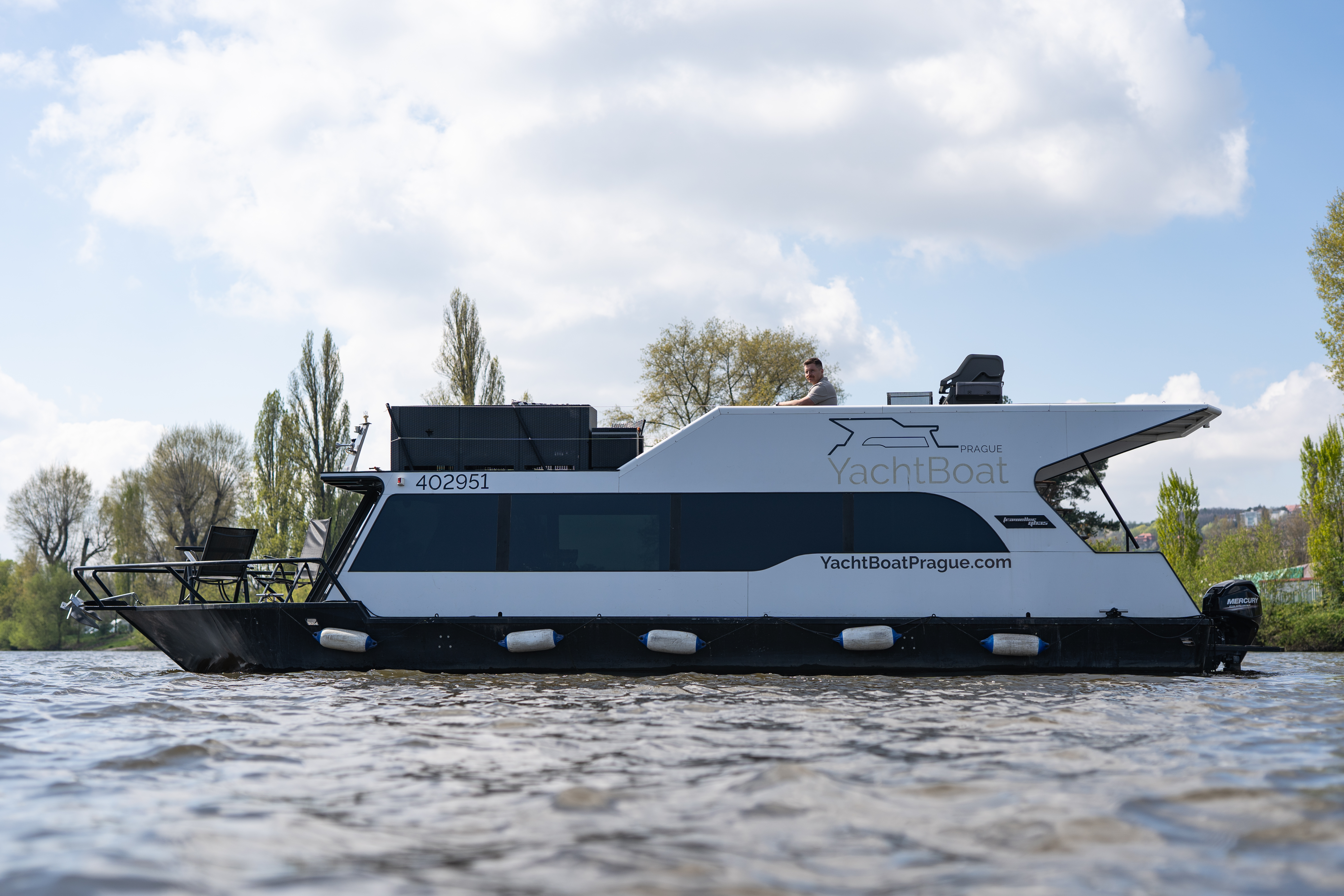 Experiencia VIP en YachtBoat ONE en Praga: todo lo que puedas beber