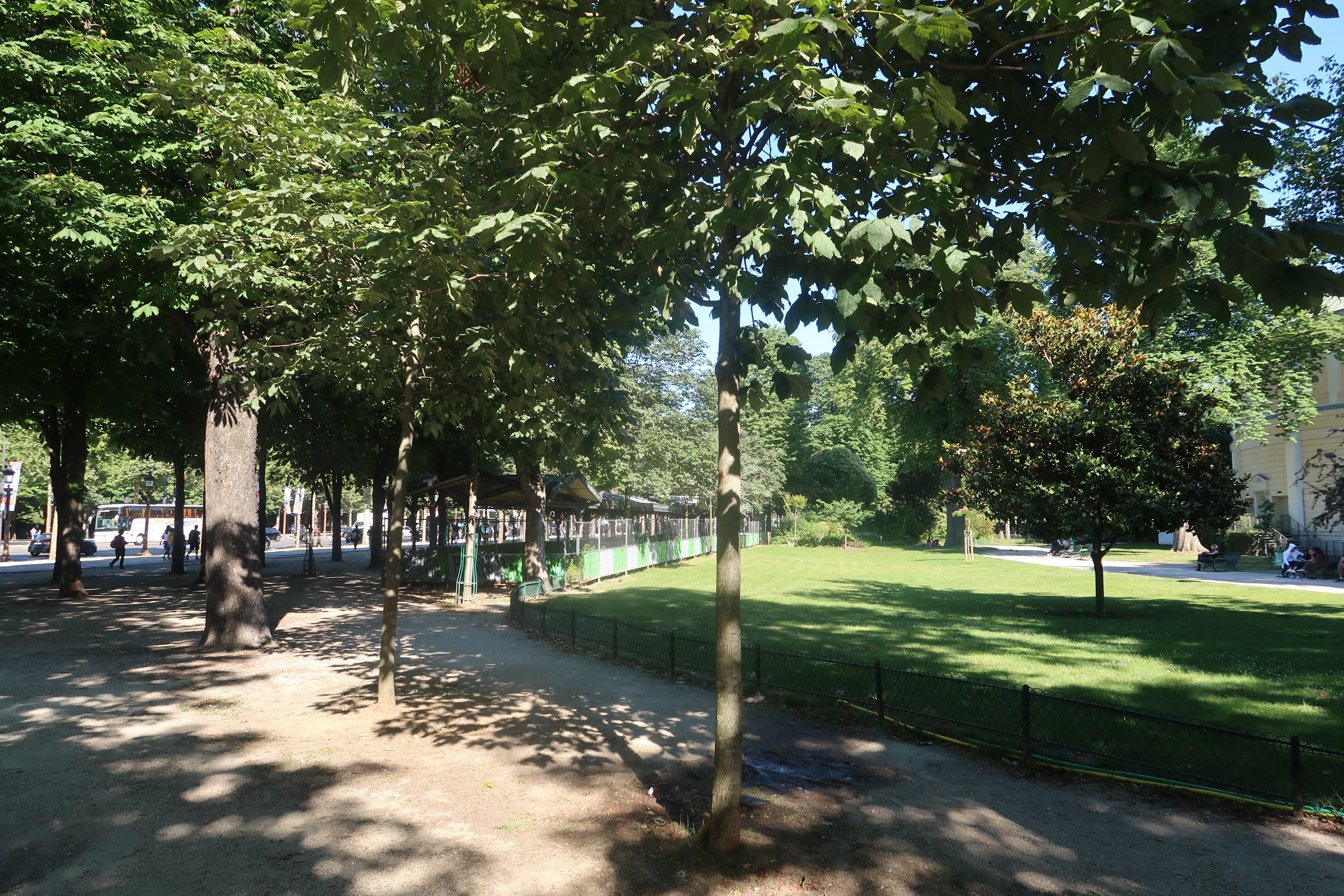 Stroll in the Champs-Elysées Gardens – Image 4 | WeShare