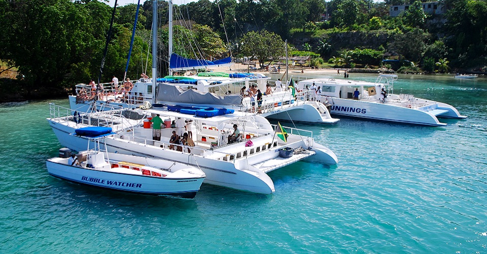 Crucero en catamarán por Ocho Ríos: aventura de navegación y snorkel en Jamaica