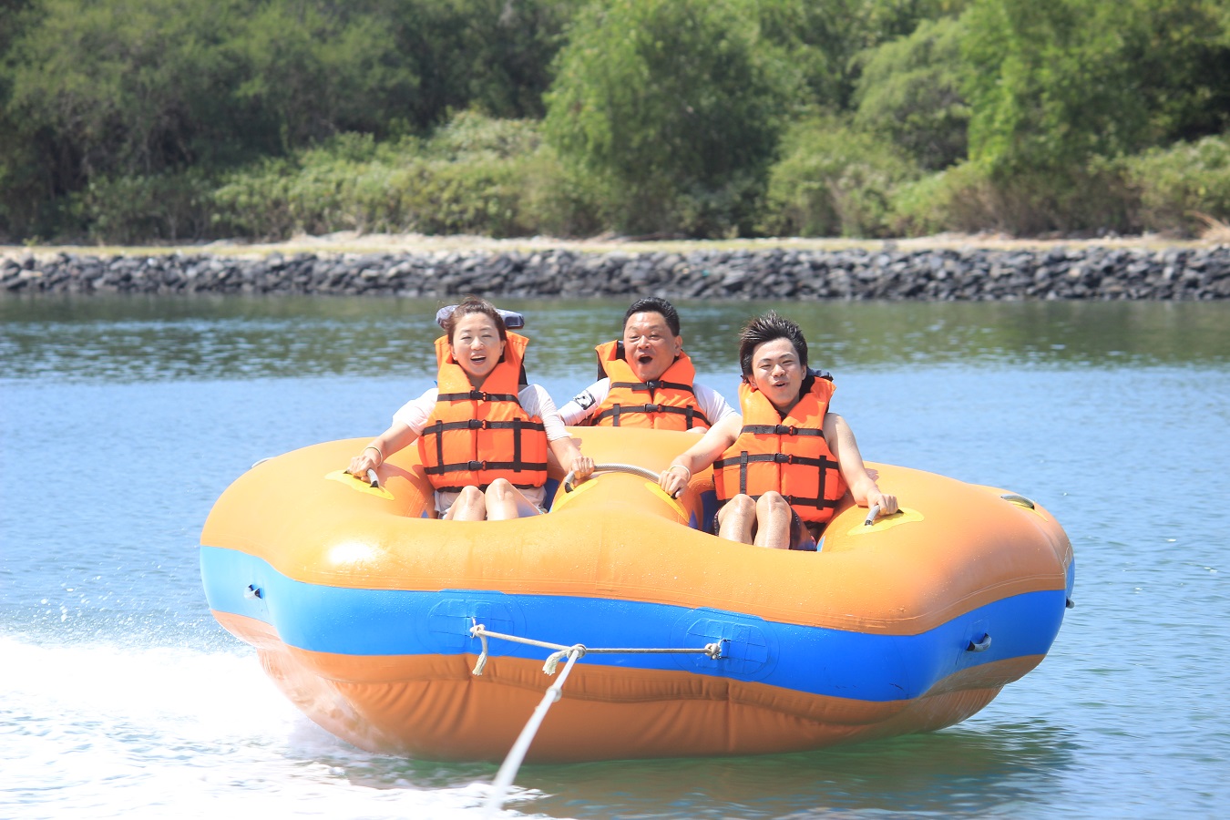 Aventura de parasailing con deportes acuáticos en Nusa Dua, paseo en tubing, banana boat y pesca con mosca - Foto 3