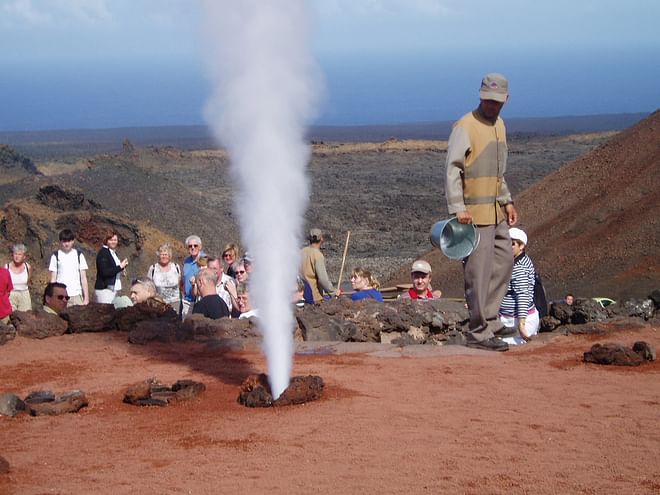 Excursión al Parque Nacional de Timanfaya y La Geria con paseo a camello opcional