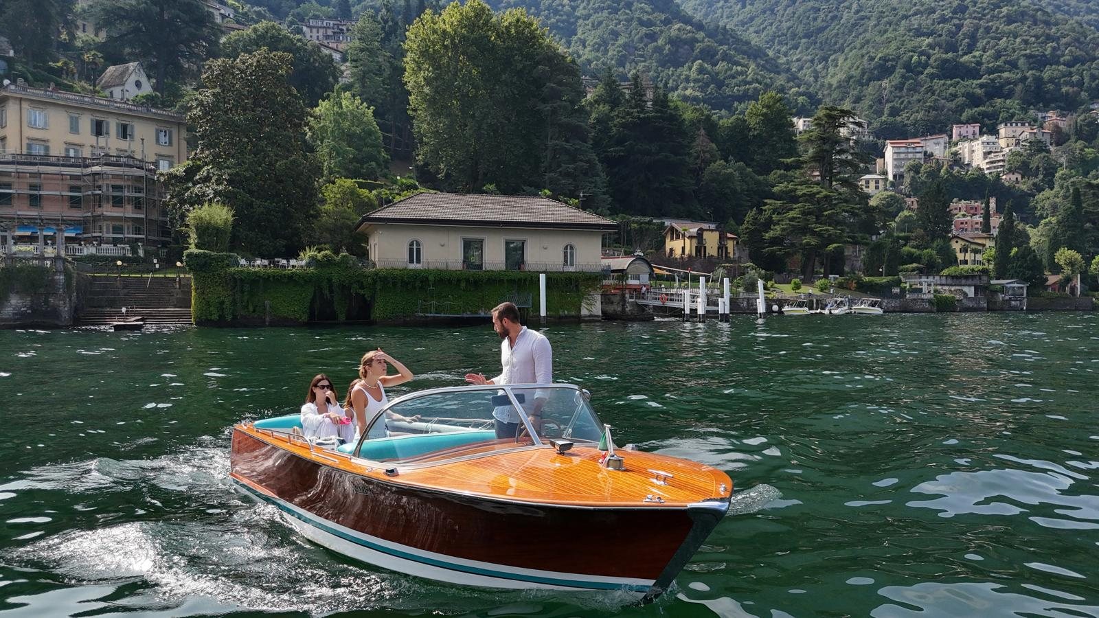 Lake Como: Private Wooden Boat Tour, 3 hours — Time to explore