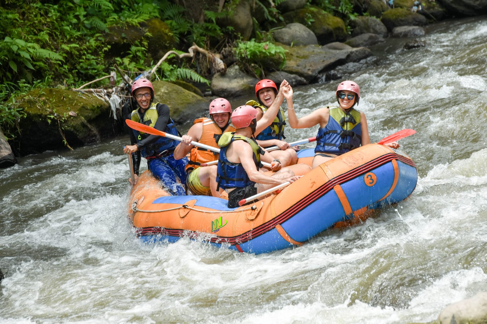Rafting privado en aguas bravas de Ubud con tour de swing en Bali