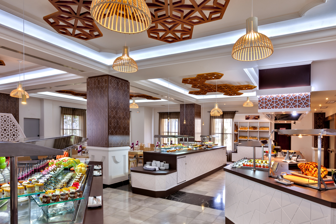 Despierta tus sentidos con un desayuno buffet y un masaje relajante.