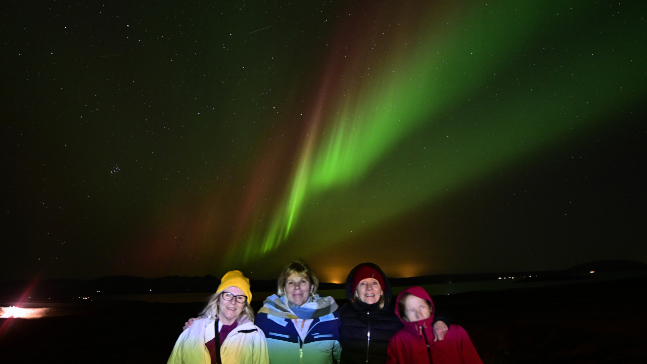 Reykjavík: Northern Lights Small-Group Tour by Sprinter with Photos & Cocoa